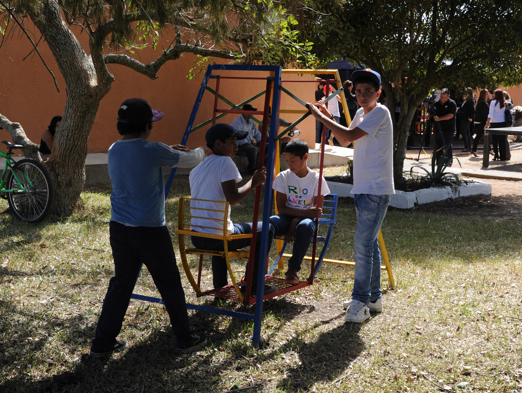 Muñoz , Sendic y autoridades en escuela N° 60 en la ciudad de Melo