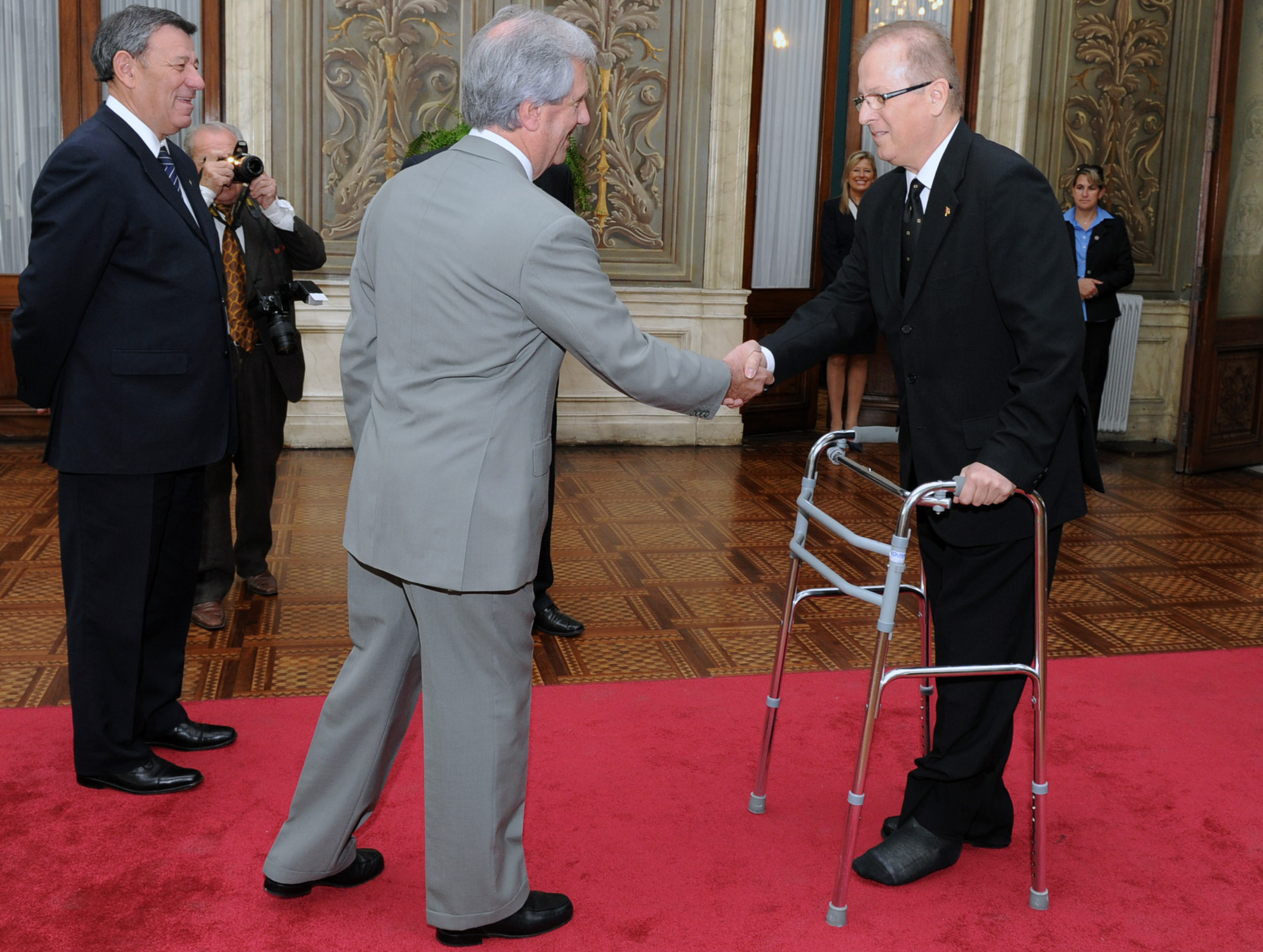 Saludos, Presidente Vázquez y Jefe de Misión de la República del Perú, Augusto Arzubiaga.