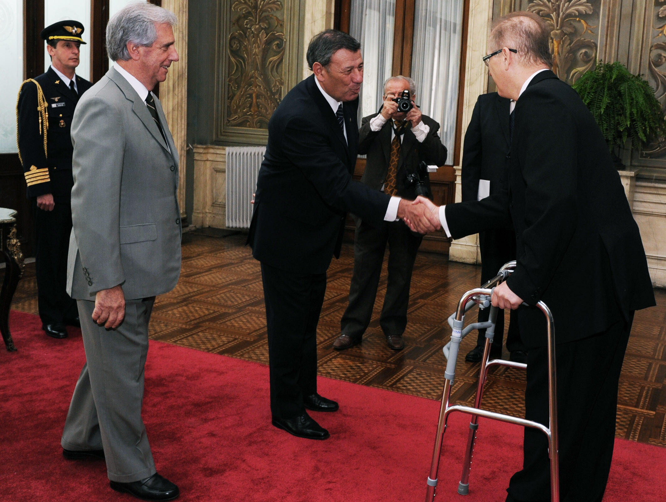 Jefe de Misión de la República del Perú, Augusto Arzubiaga saludando al Canciller Nin Novoa