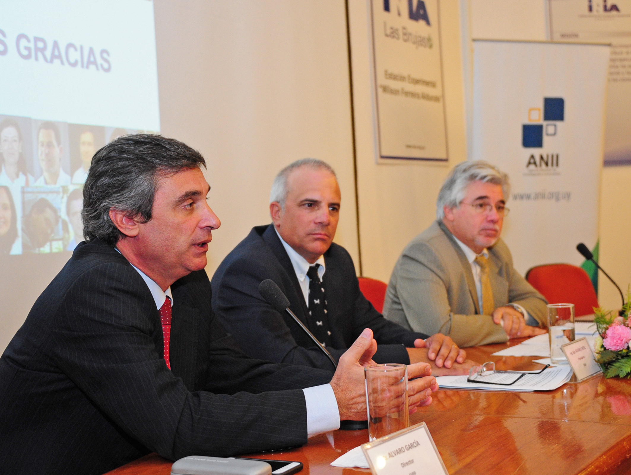 Álvaro García y Tabaré Aguerre en el lanzamiento de Red Nacional de Biotecnología Agrícola