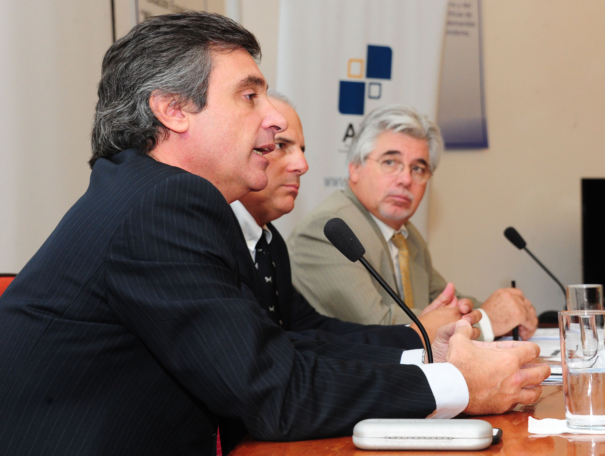 Álvaro García y Tabaré Aguerre en el lanzamiento de Red Nacional de Biotecnología Agrícola