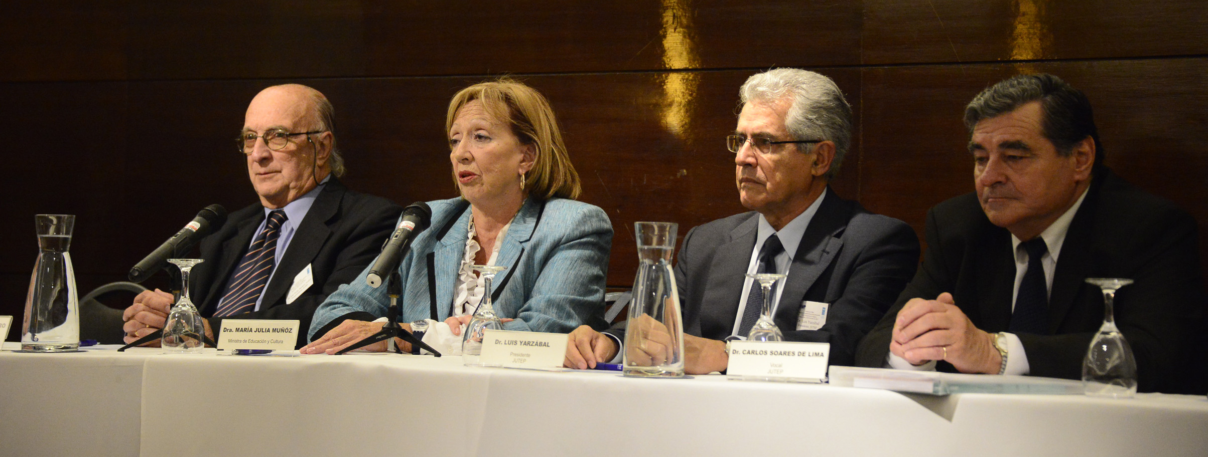 Ministra de Educación y Cultura, María Julia Muñoz, dirigiéndose a los presentes durante el acto de cierre del seminario