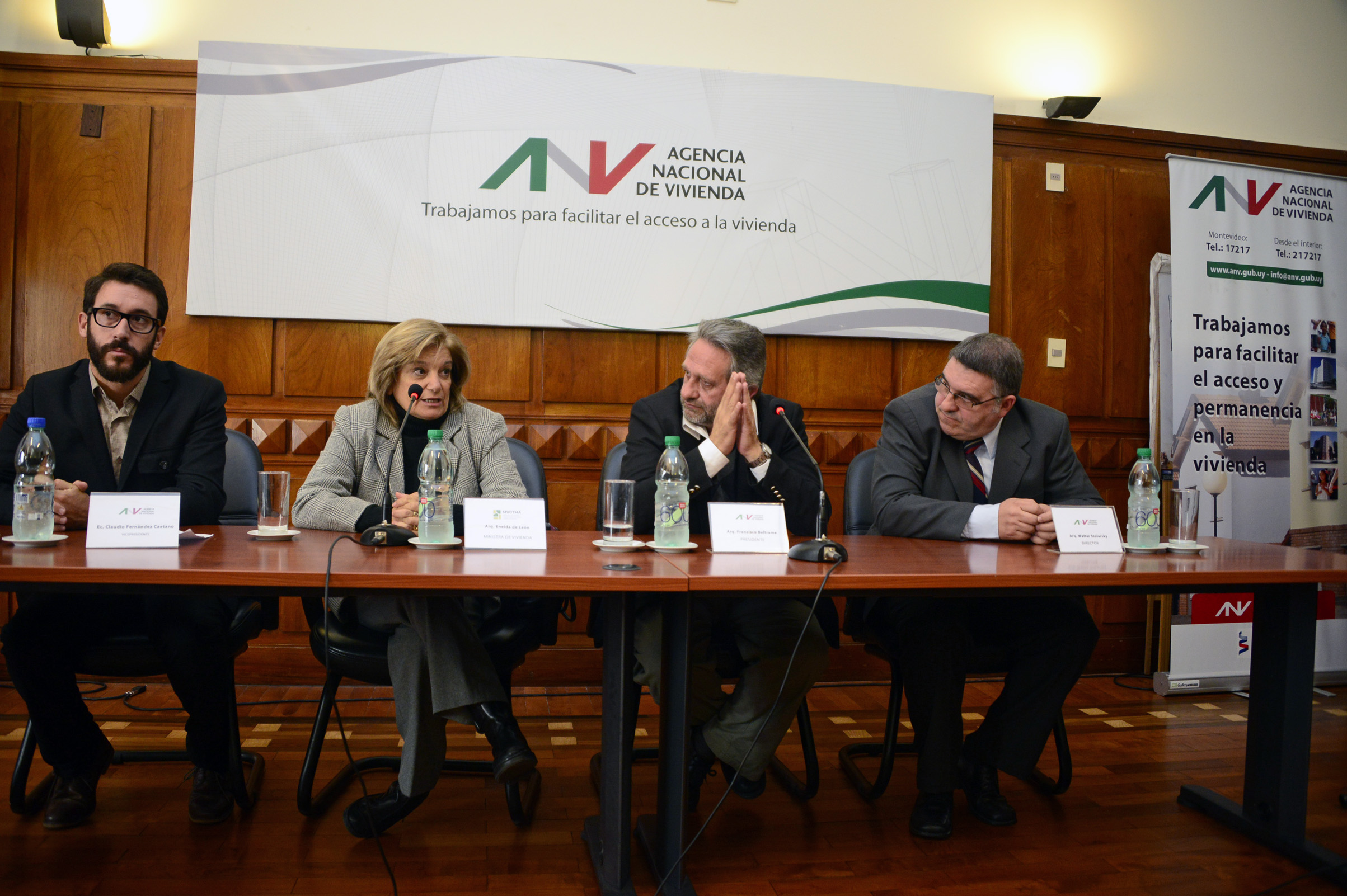Claudio Fernández Caetano, vicepresidente de la ANV, ministra del MVOTMA, Eneida de León, Francisco Beltrame y Walter Stolarsky, director de la ANV