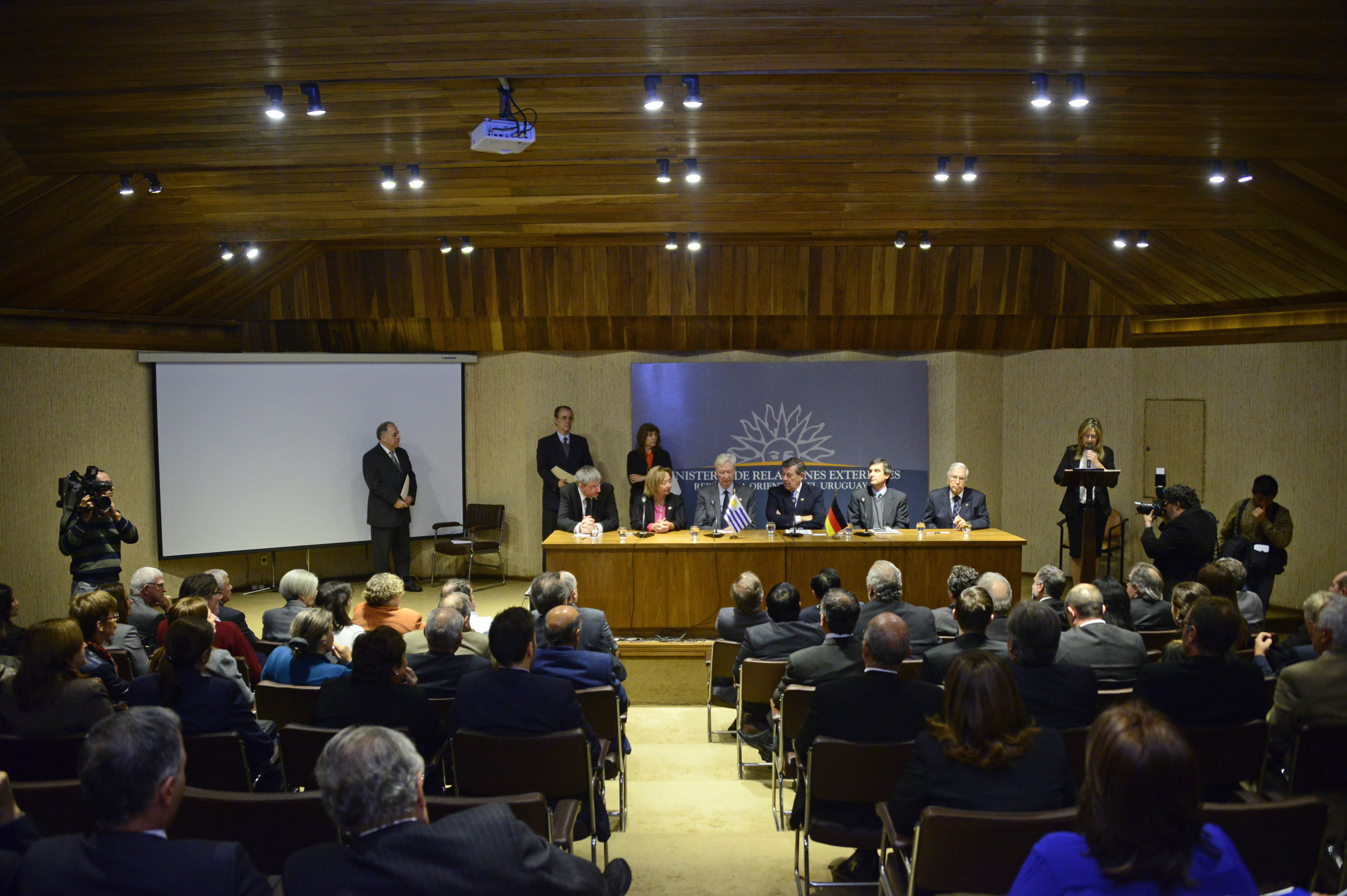 Uruguay y Alemania firman acuerdos para mejorar sistema educativo nacional y capacitar trabajadores
