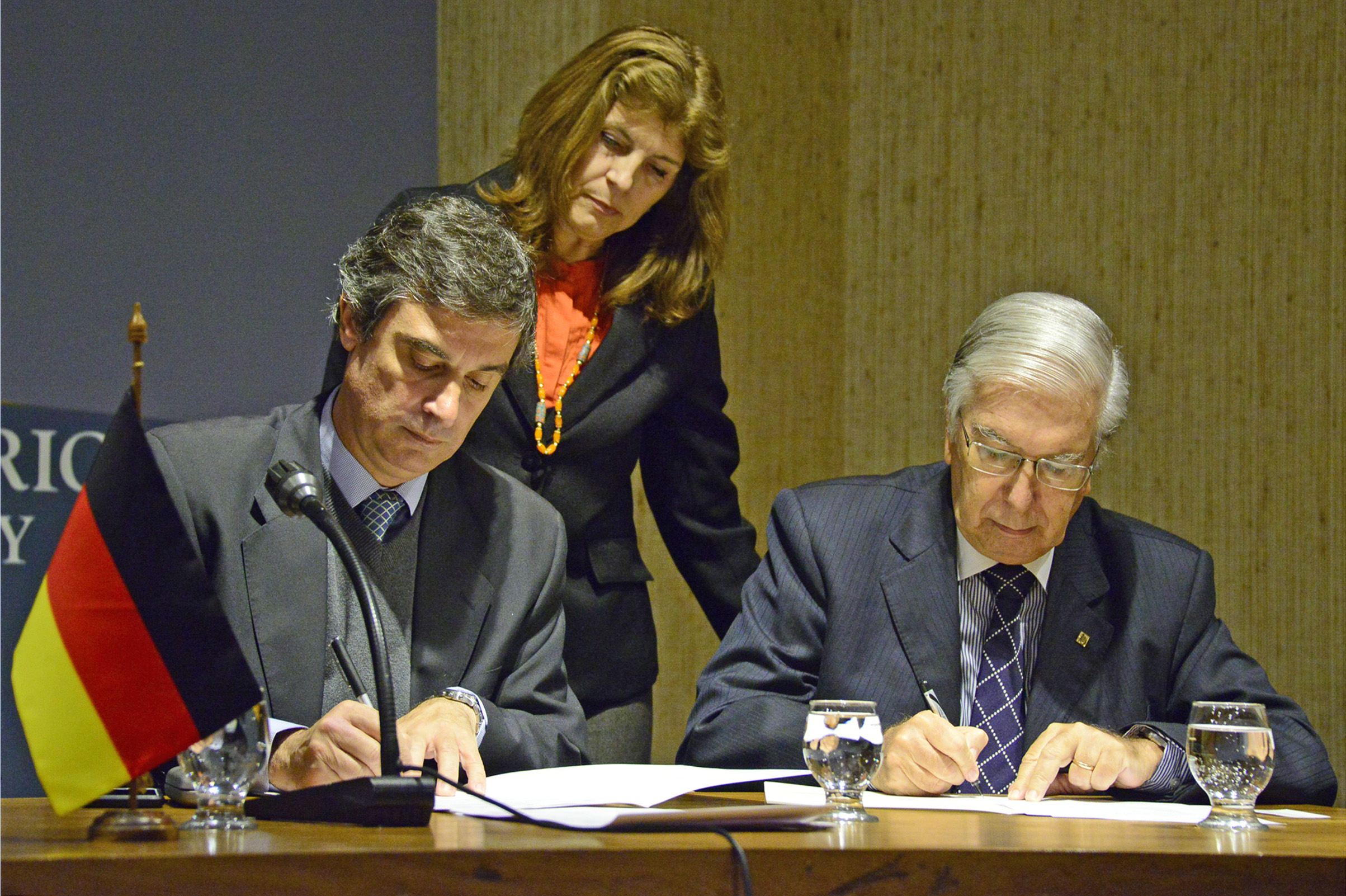 Director de la Oficina de Planeamiento y Presupuesto, Álvaro García y presidente del Banco de la República Oriental del Uruguay Julio César Porteiro