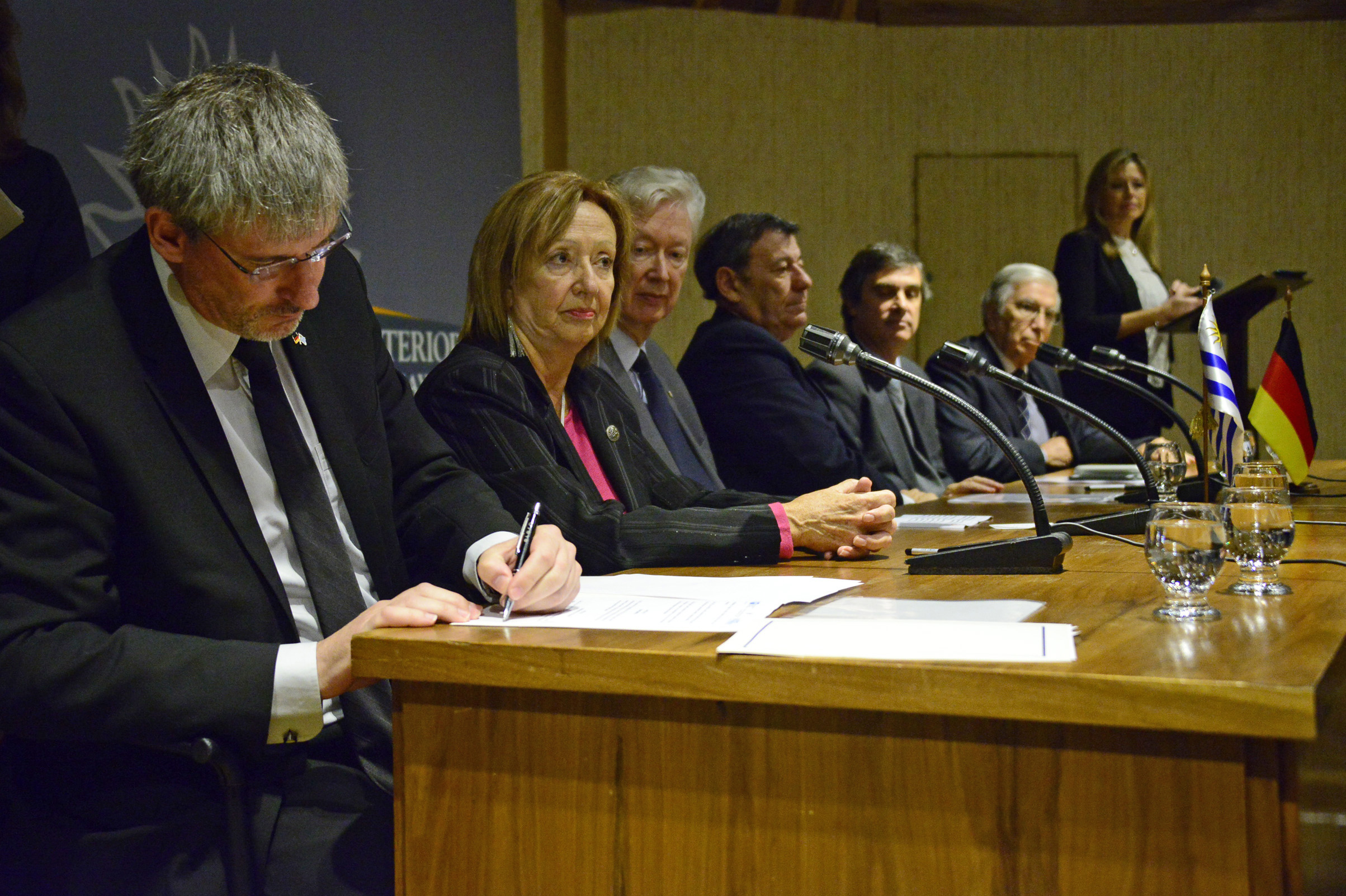 Presidente de la Cámara de Comercio e Industria Uruguayo - Alemana, Paul Riezler, firmando uno de los acuerdos