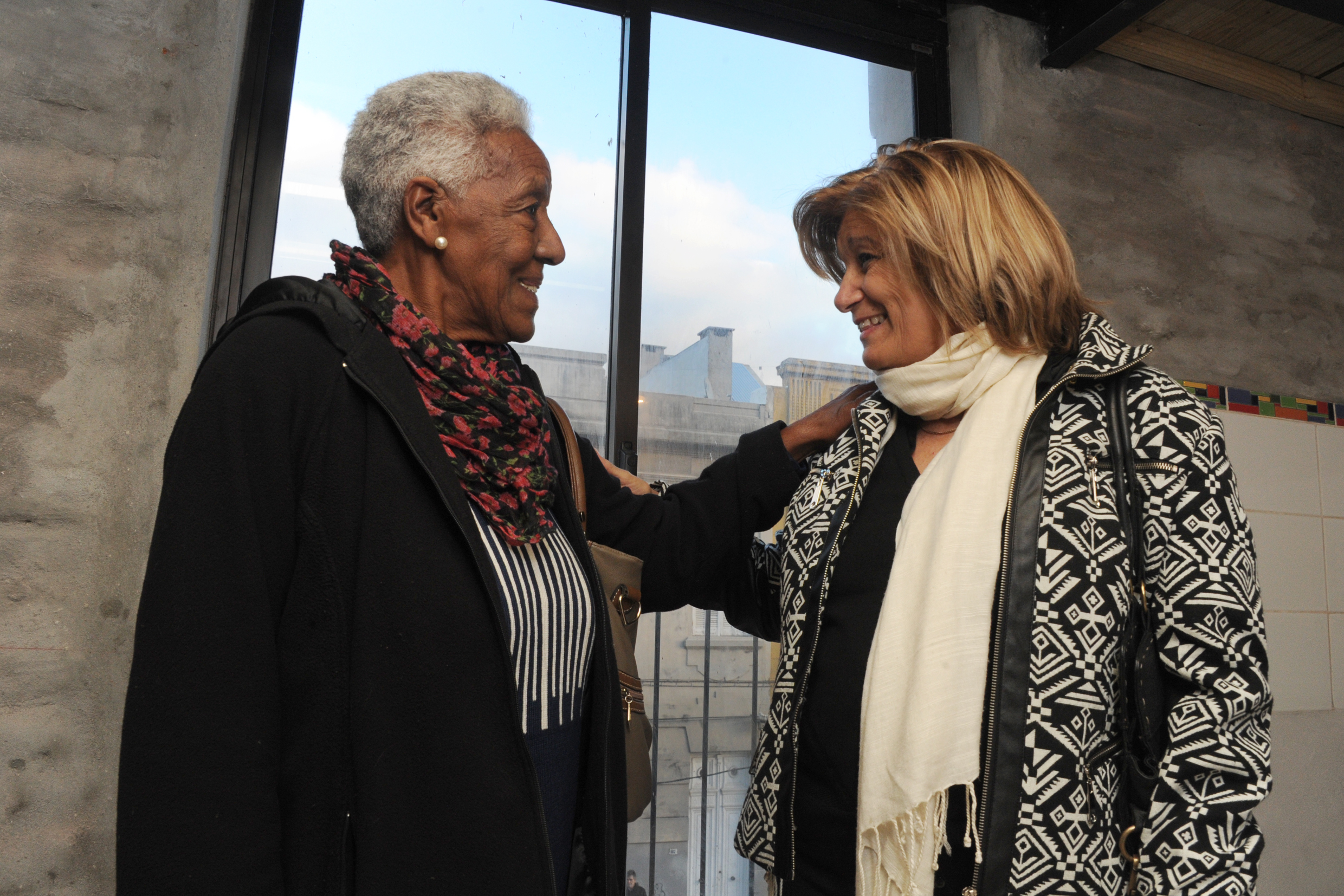 La ministra de Vivienda, Eneida de León, junto a beneficiaria de vivienda en barrio Reus al Sur - Ansina.