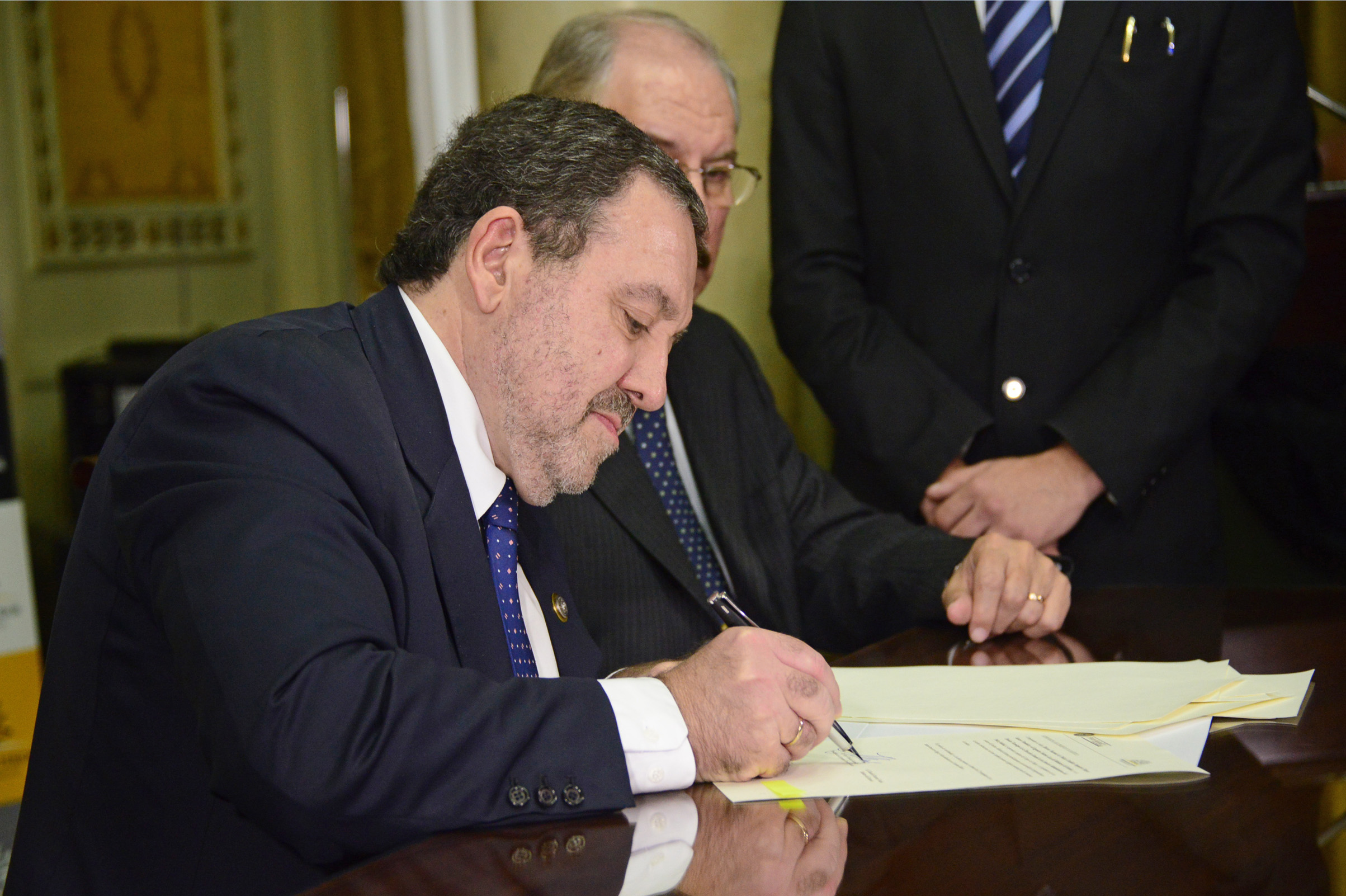 Jorge Chediak, presidente de la Suprema Corte de Justicia, firmando el convenio marco