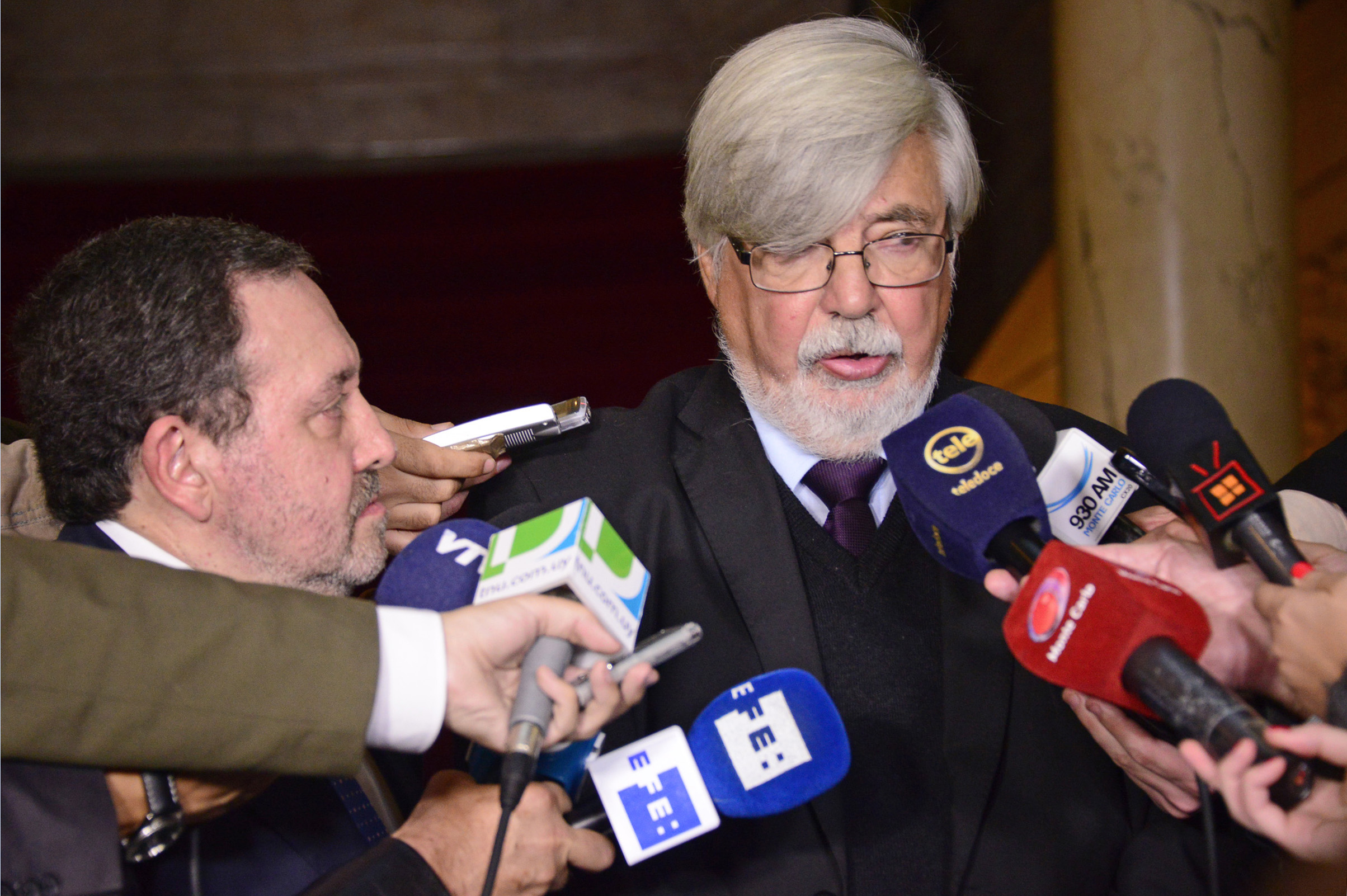 Ministro del Interior Eduardo Bonomi, junto a Jorge Chediak, presidente de la Suprema Corte de Justicia, realizando declaraciones a la prensa