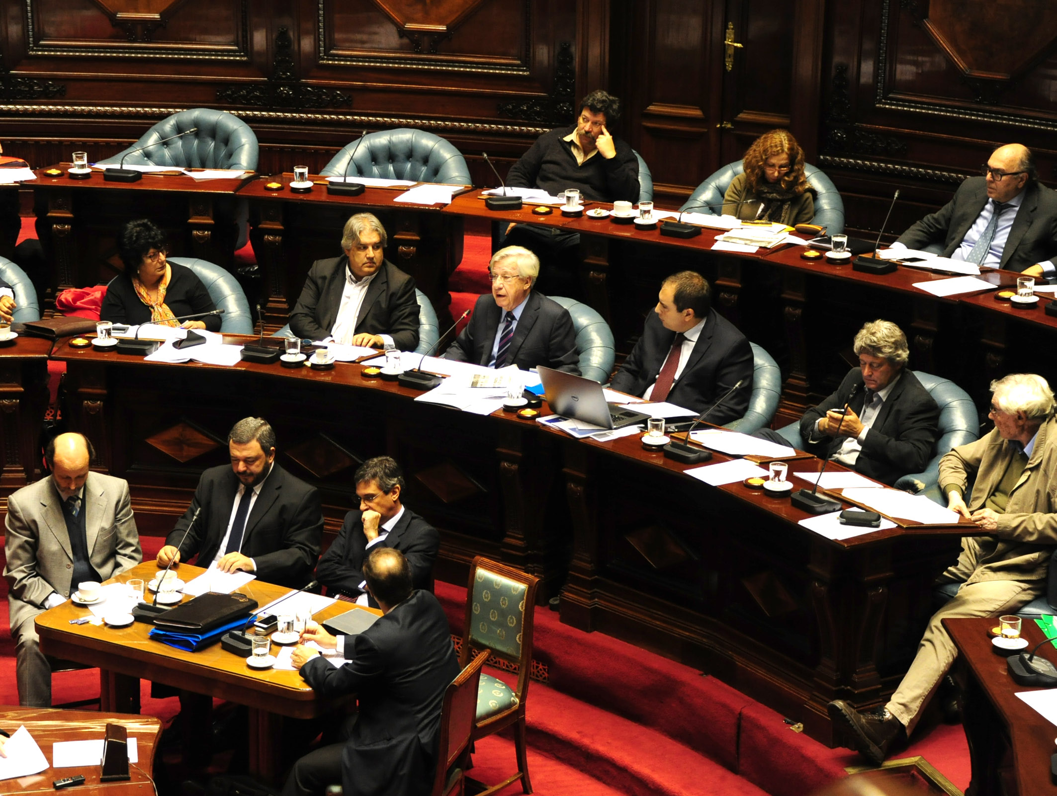 El ministro Danilo Astori y su equipo económico comparecieron en el senado que Uruguay