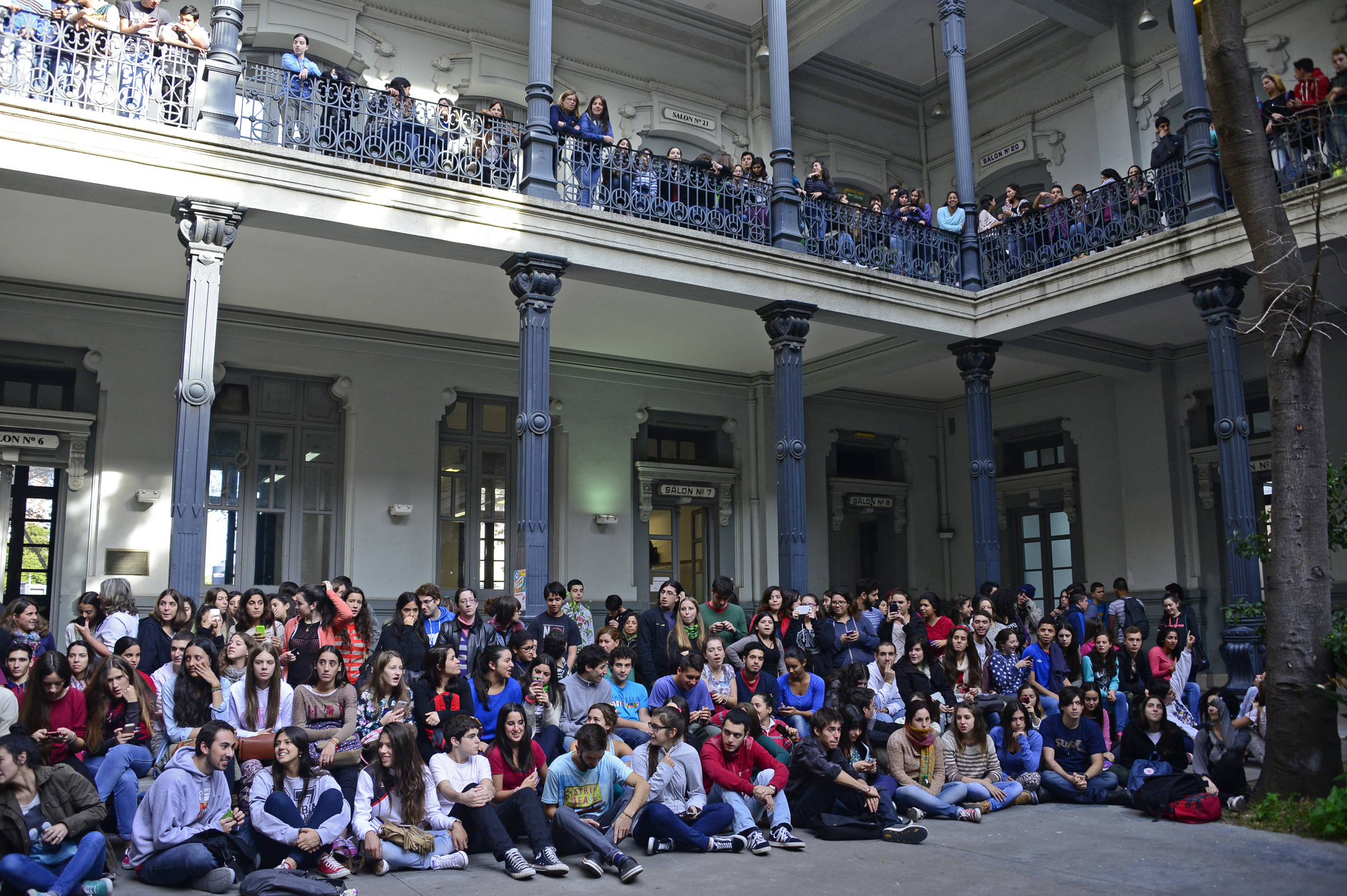 Alumnos y docentes del Liceo IAVA asistieron al evento realizado en el patio central del liceo