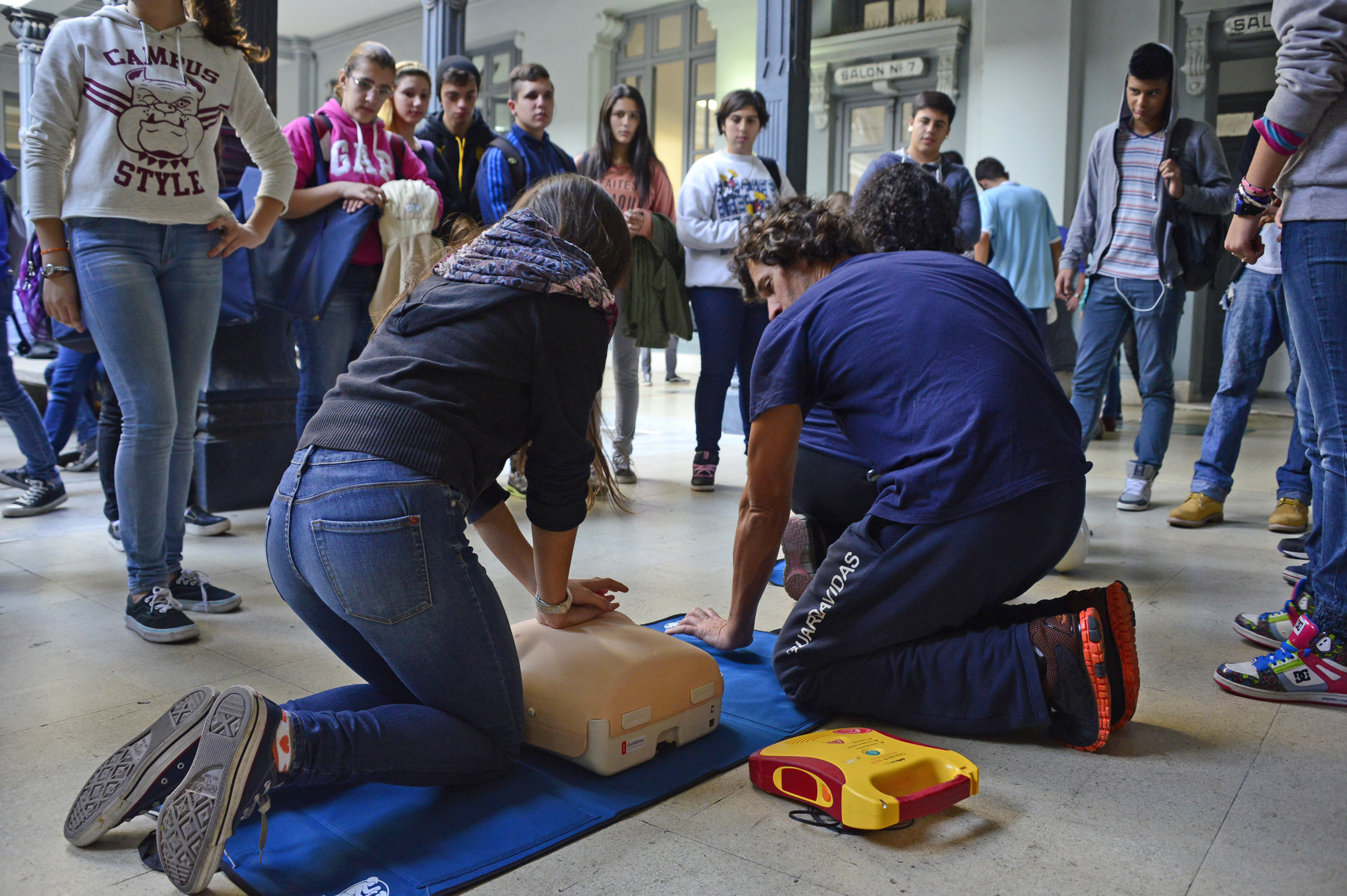 Estudiantes realizando prácticas de resucitación cardíaca