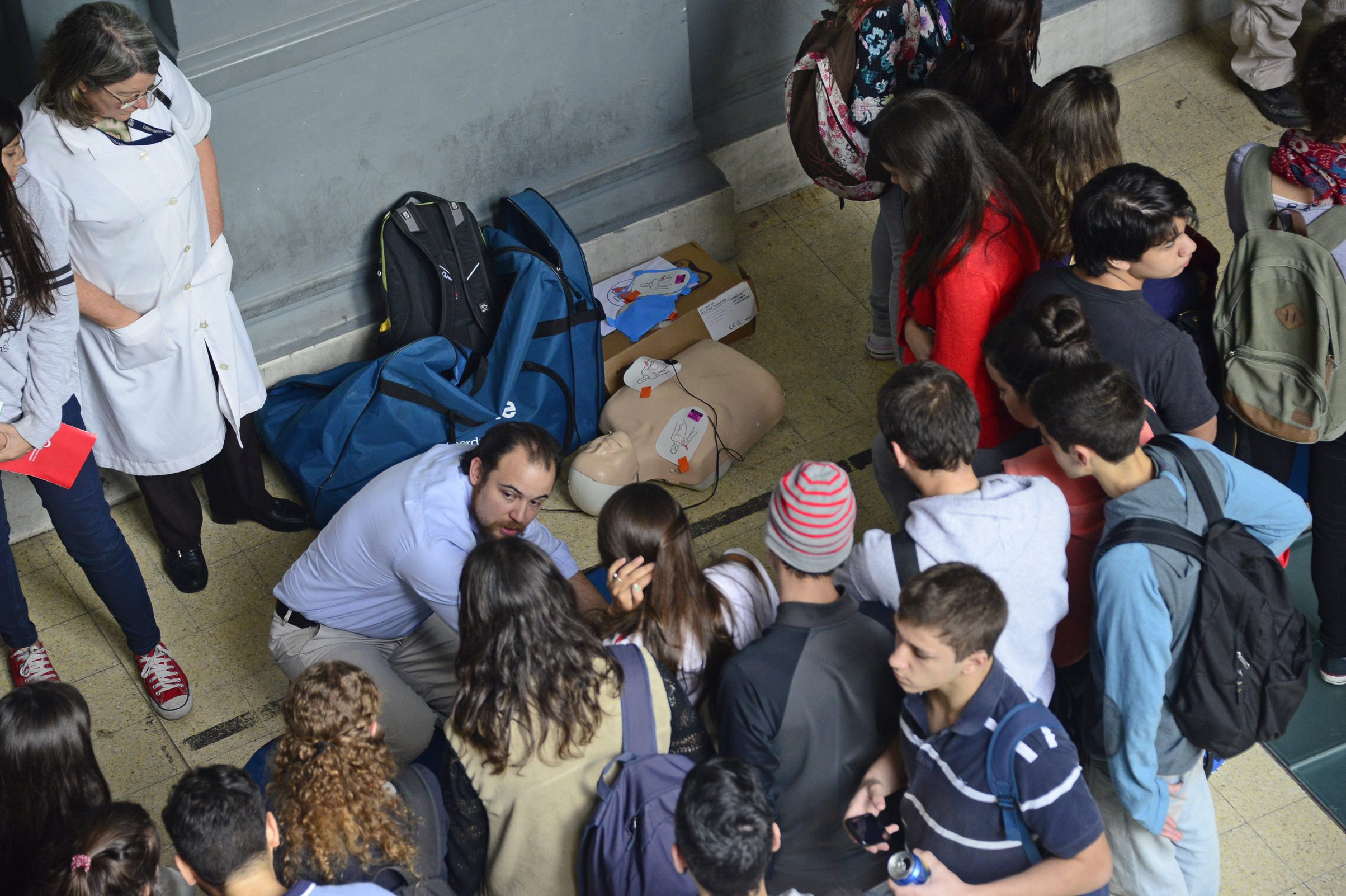 Estudiantes realizando prácticas de resucitación cardíaca
