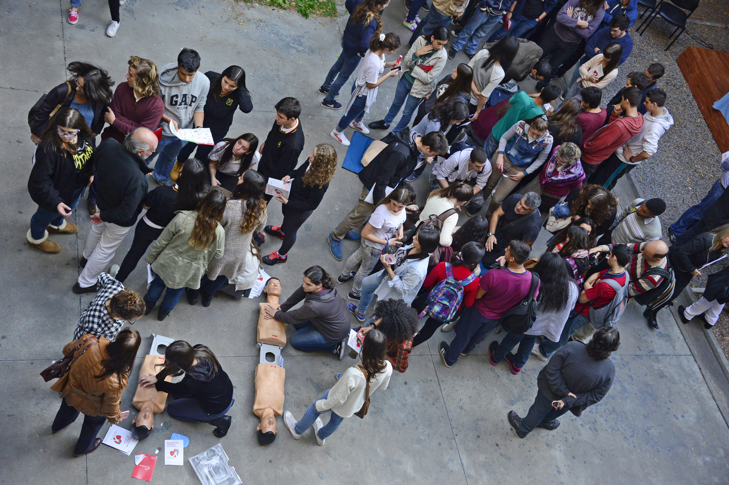 Estudiantes realizando prácticas de resucitación cardíaca