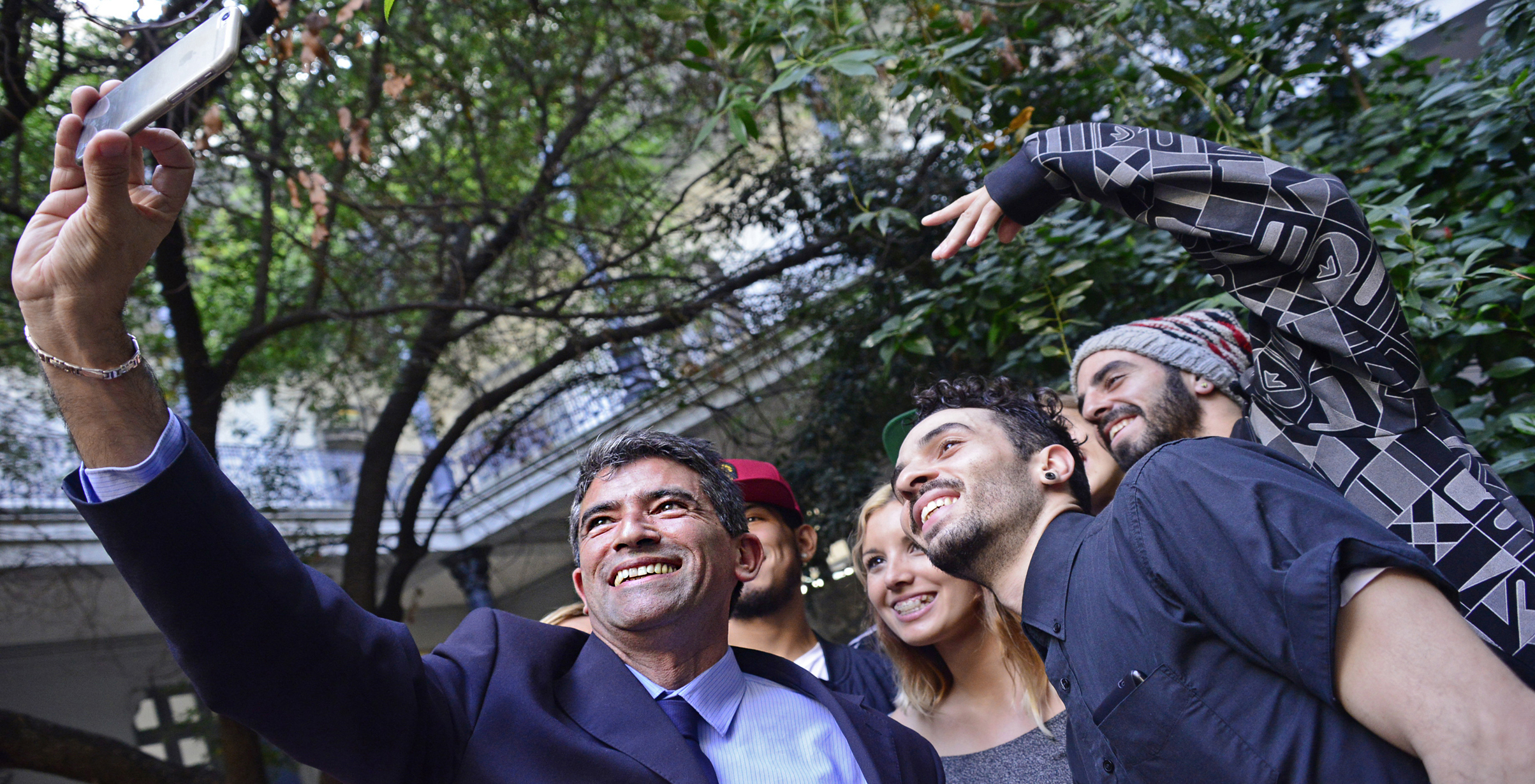 Vicepresidente Raúl Sendic junto a los jóvenes que realizaron el espectáculo de baile urbano