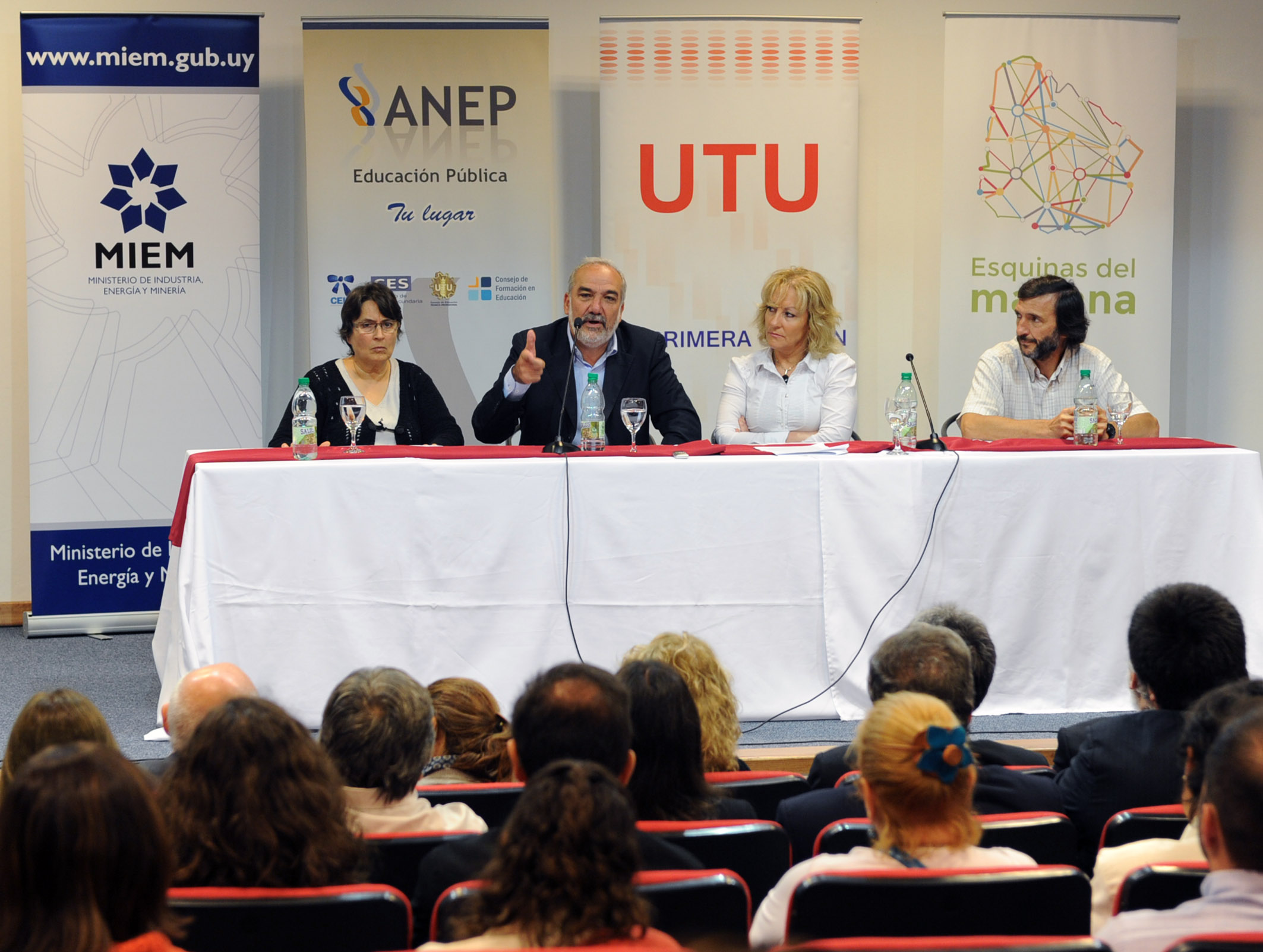 Mesa representativa y público