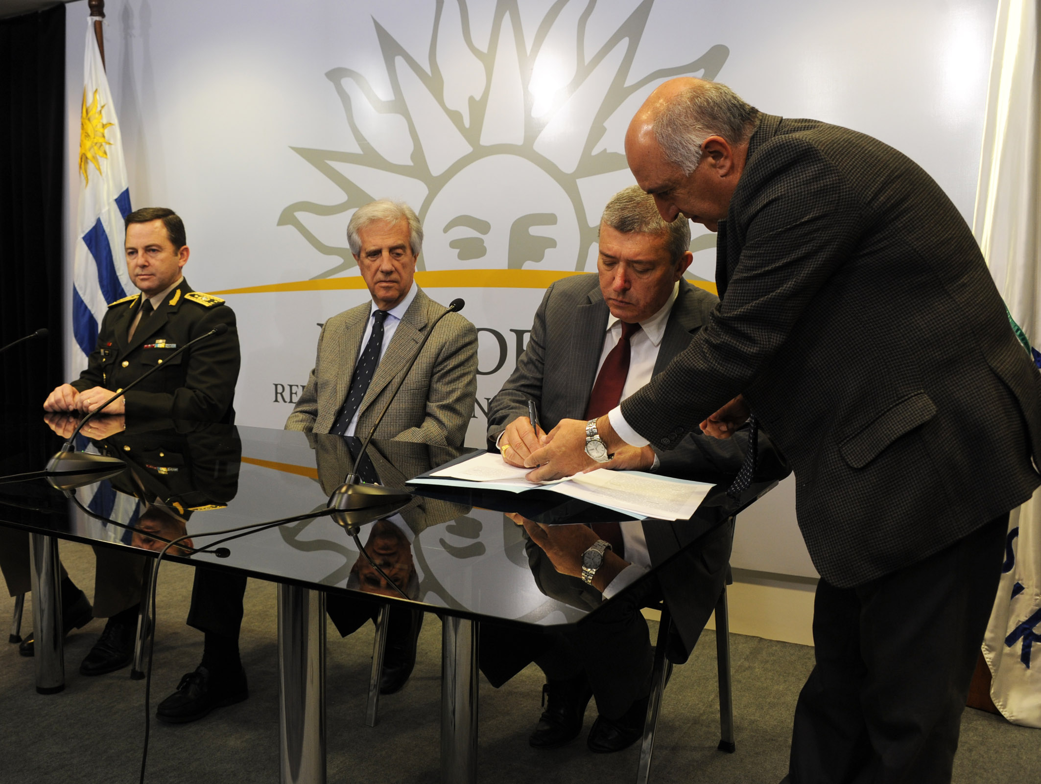 Firma de documento por parte de Juan Salgado por Cutcsa