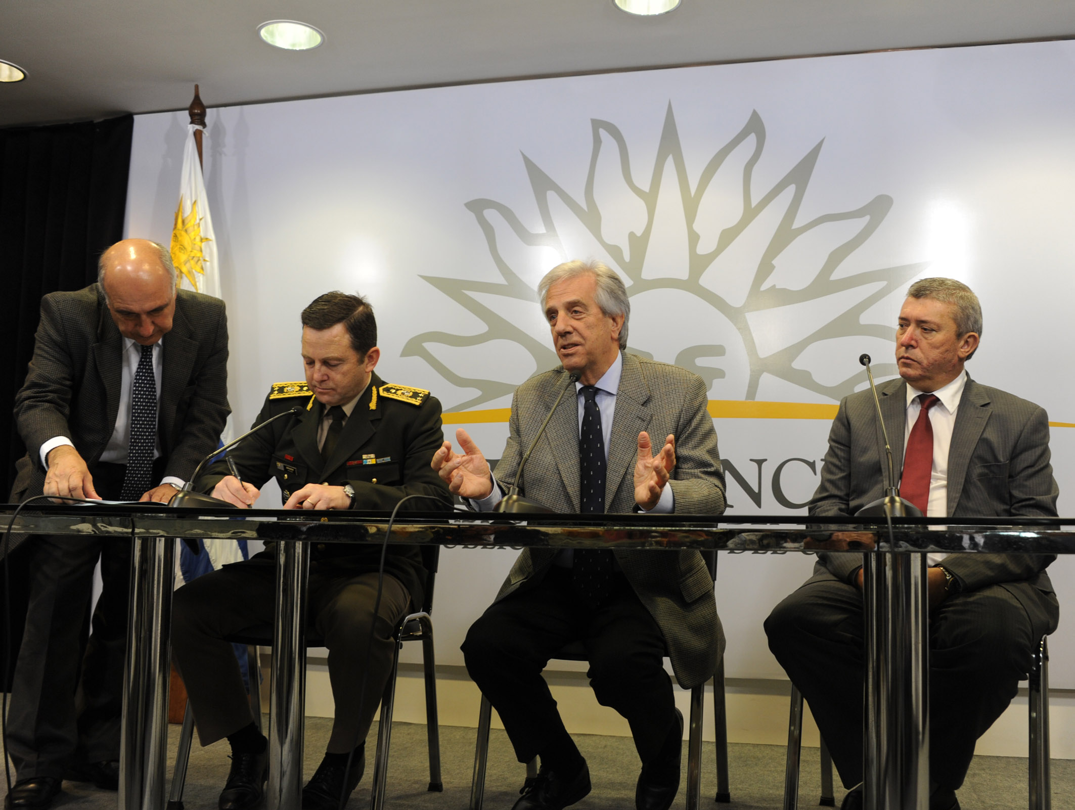 Firma de documento por parte de Gral. Erramún, Casa Militar, Vázquez hace uso de la palabra