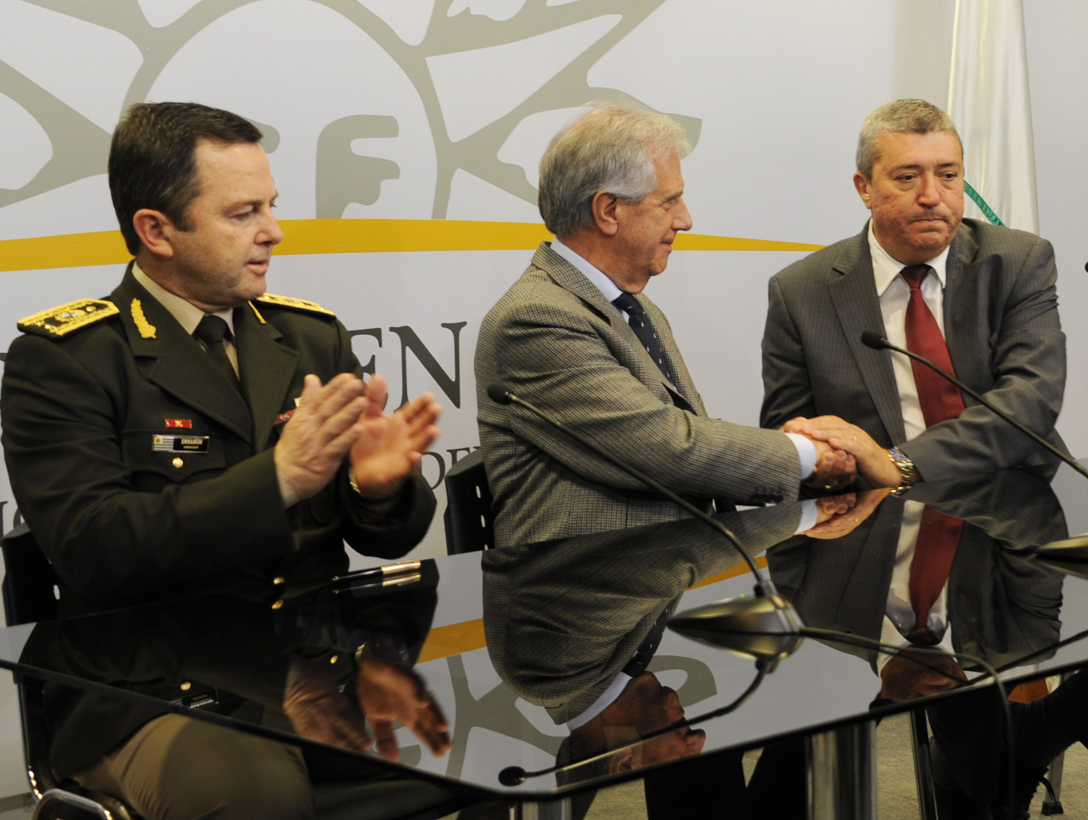 Estrechan mano Presidente Vázquez y Juan Salgado