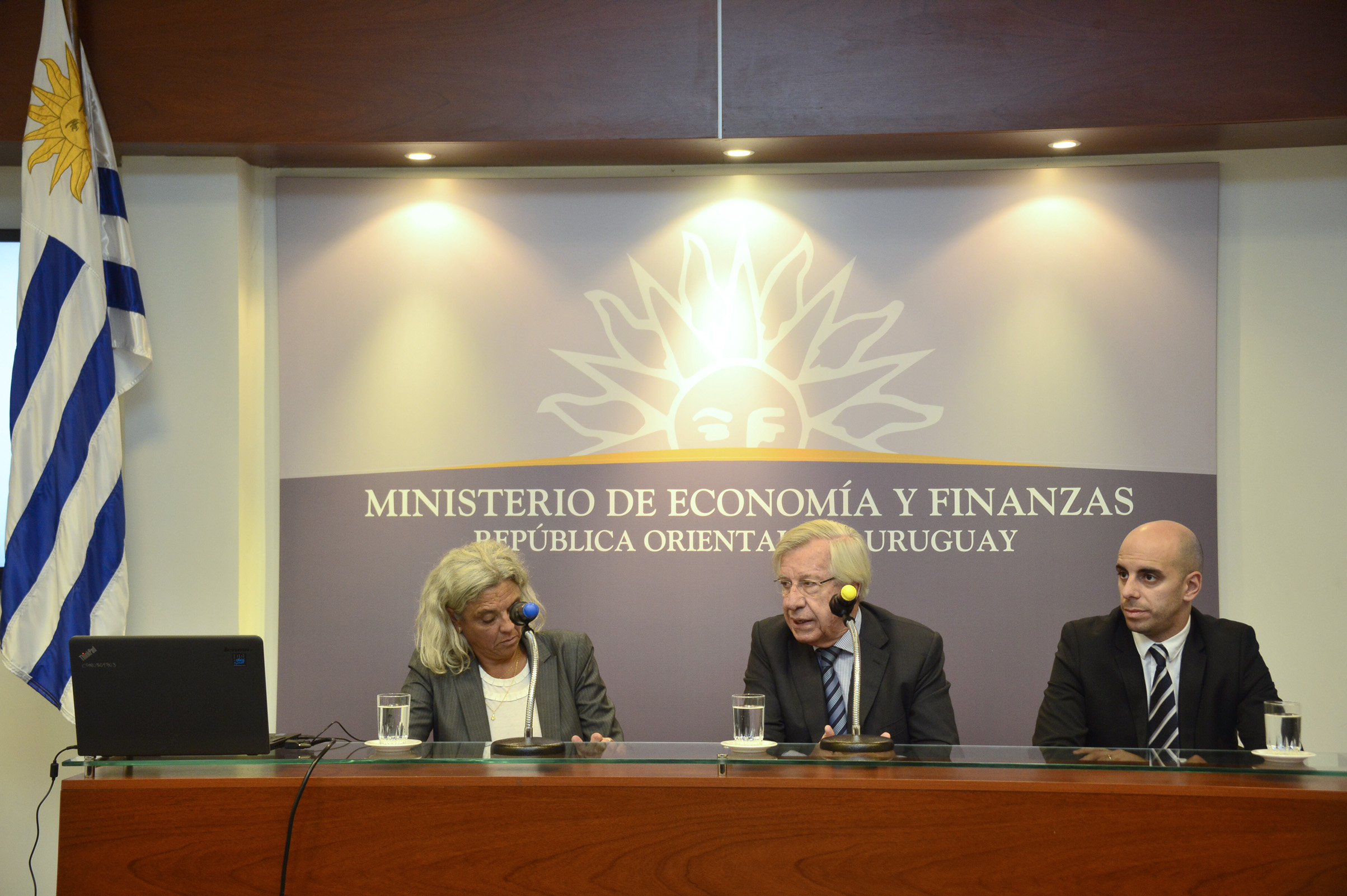 Ministro Danilo Astori durante la presentación del Premio Nacional MEF - CGN 2015