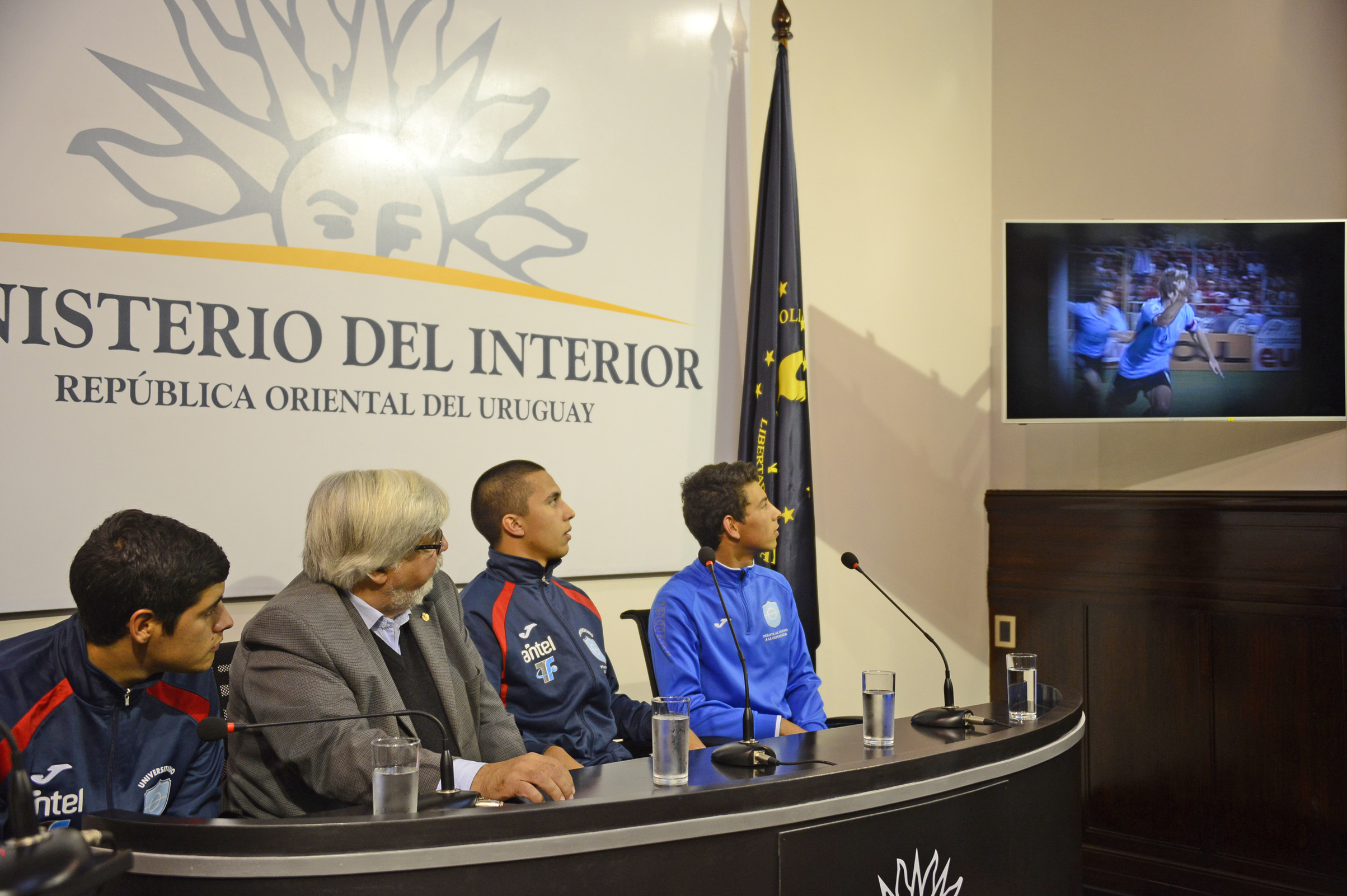 Ministro Eduardo Bonomi junto a los tres jóvenes promotores de conviviencia