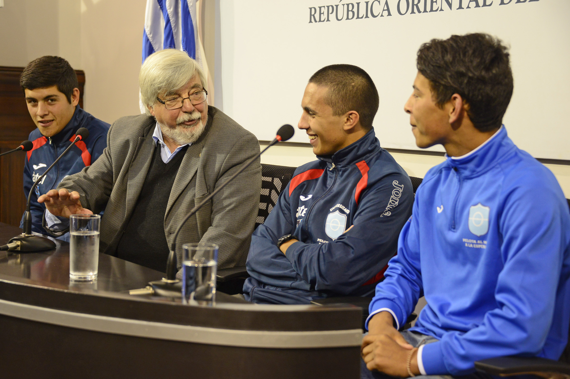 Ministro Eduardo Bonomi junto a los tres jóvenes promotores de conviviencia