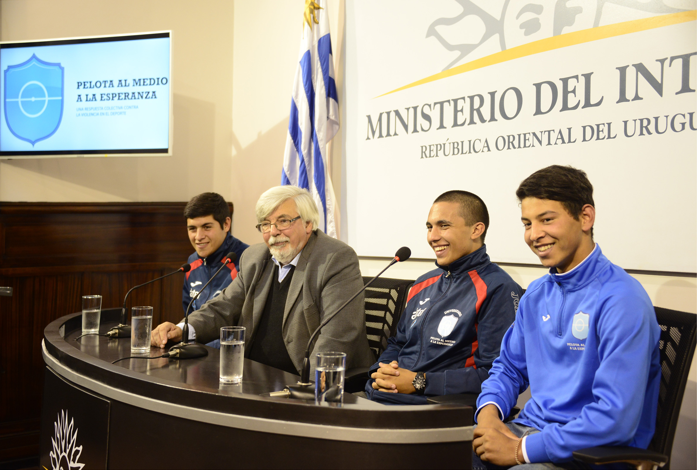 Ministro Eduardo Bonomi junto a los tres jóvenes promotores de conviviencia