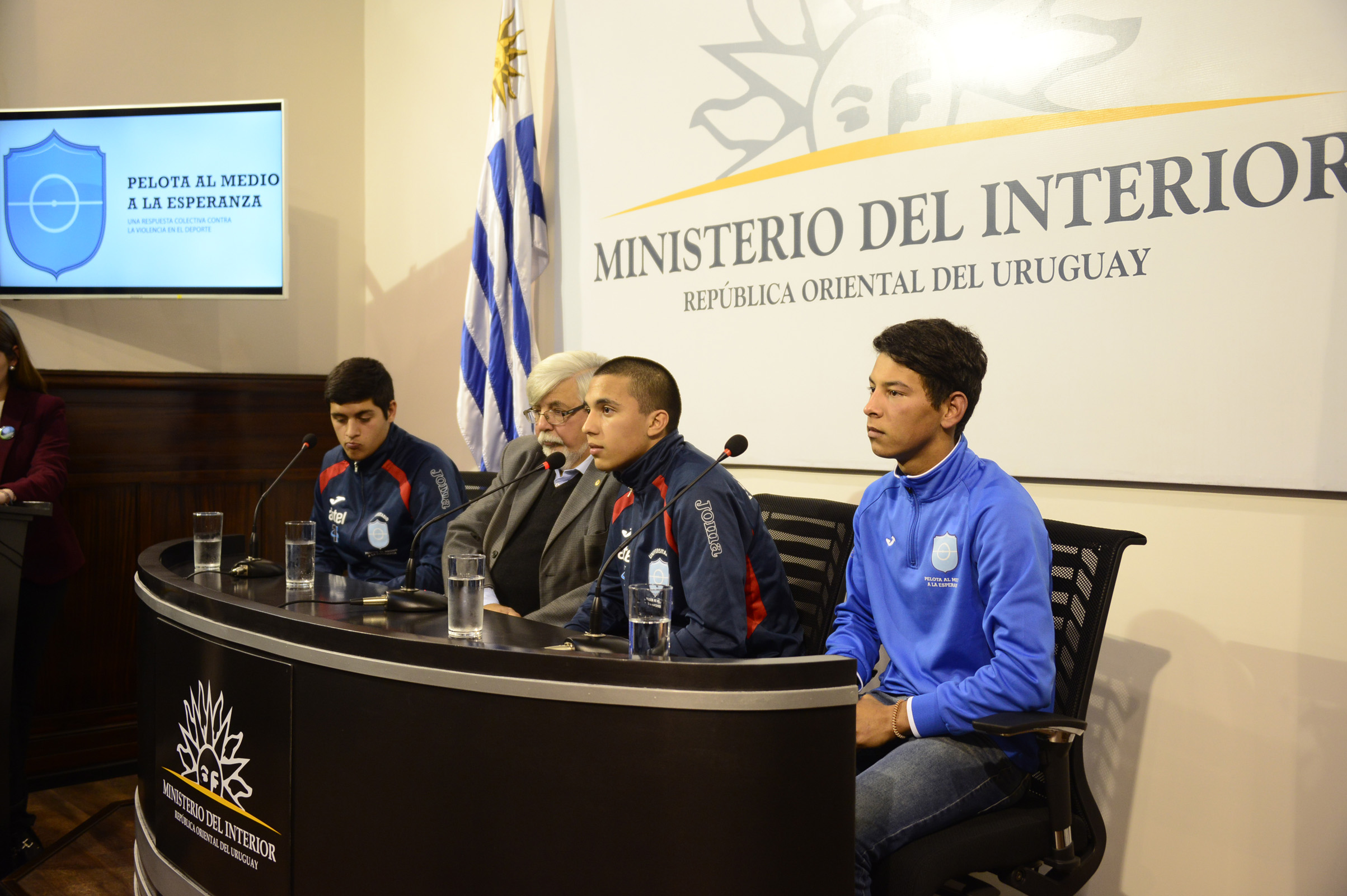 Jóvenes promotores de conviviencia durante la alocución que realizaron en el lanzamiento