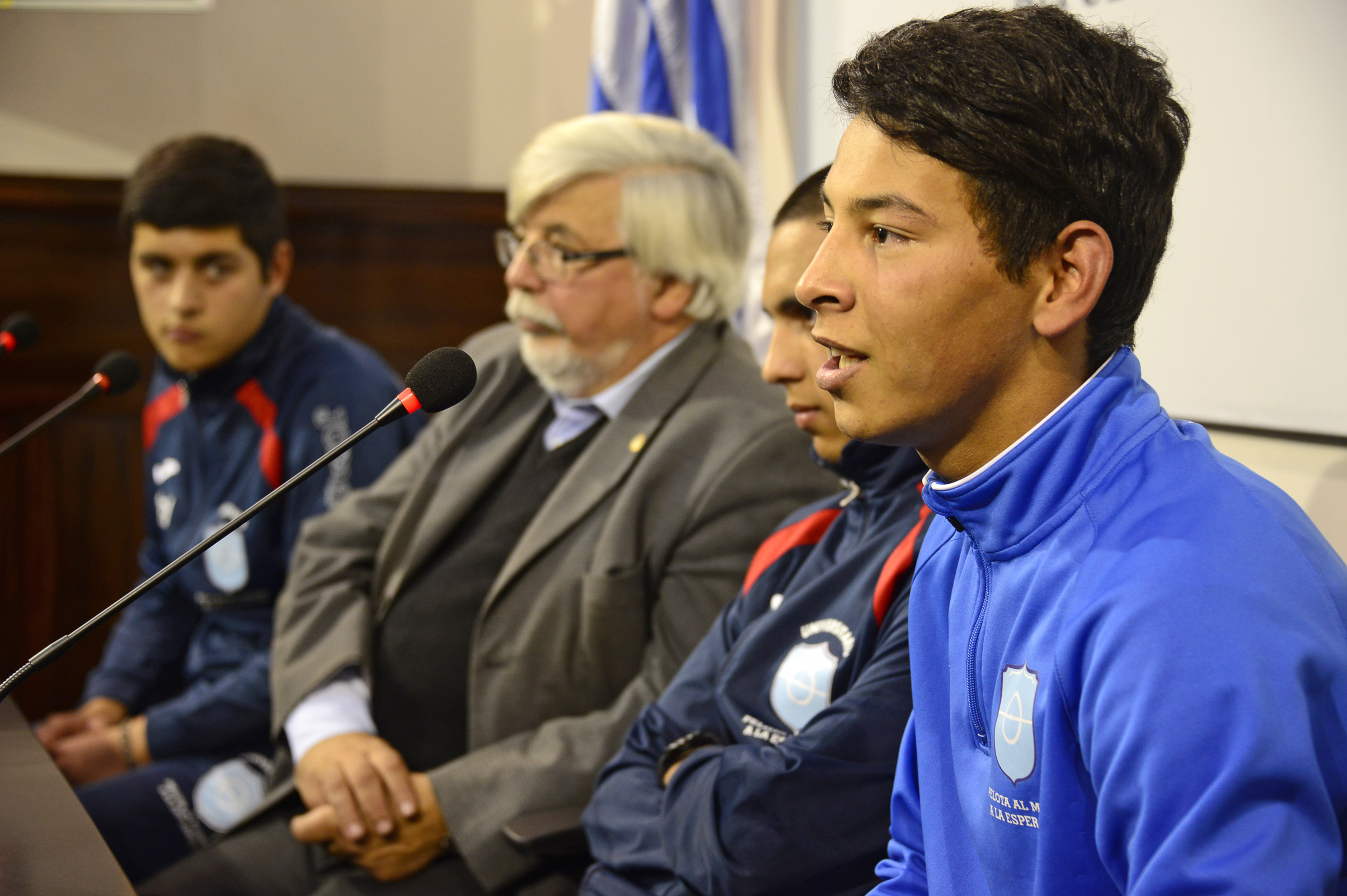 Jóvenes promotores de conviviencia durante la alocución que realizaron en el lanzamiento