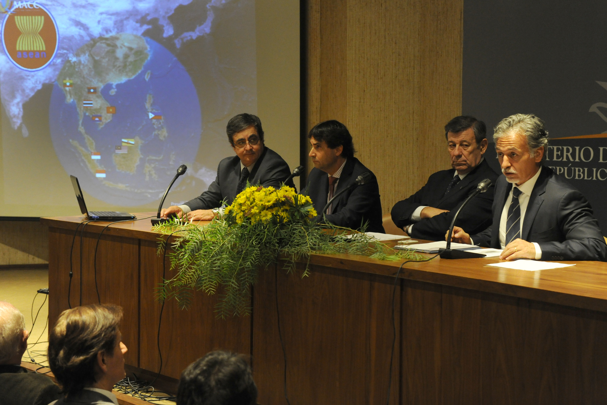 El ministro de Relaciones Exteriores, Rodolfo Nin Novoa, en la presentación de la Cámara de Comercio MERCOSUR ASEAN.