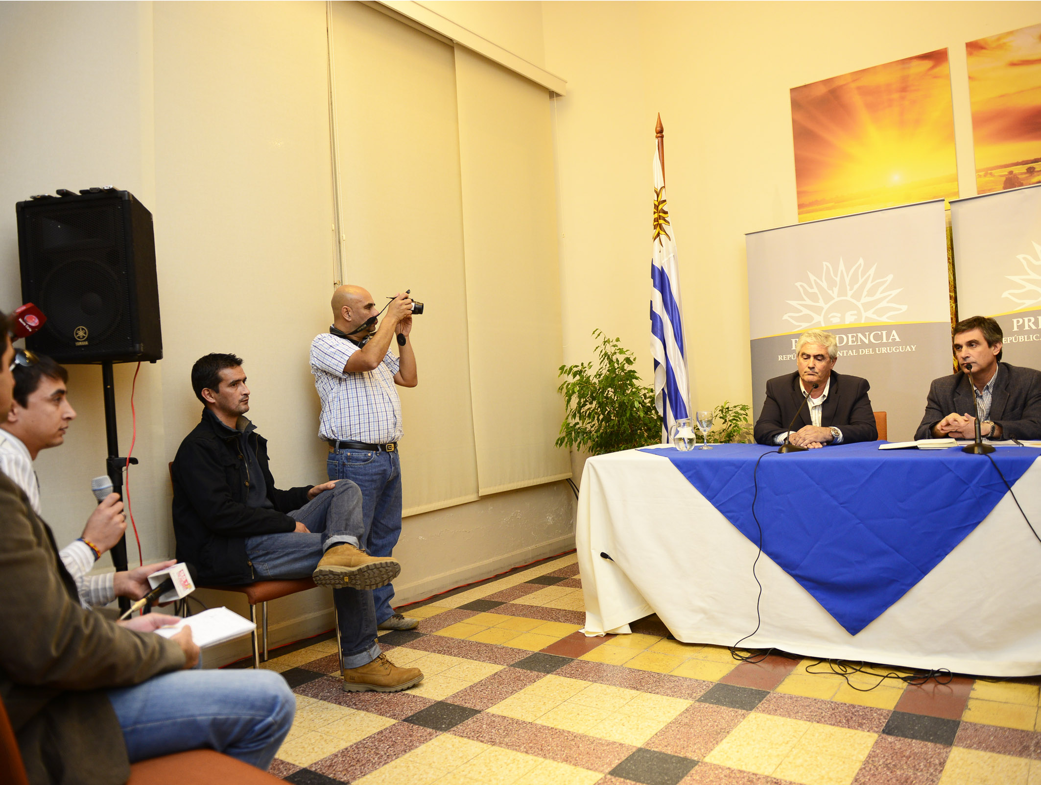Conferencia de prensa haciendo uso de la palabra el director de OPP, Alvaro García