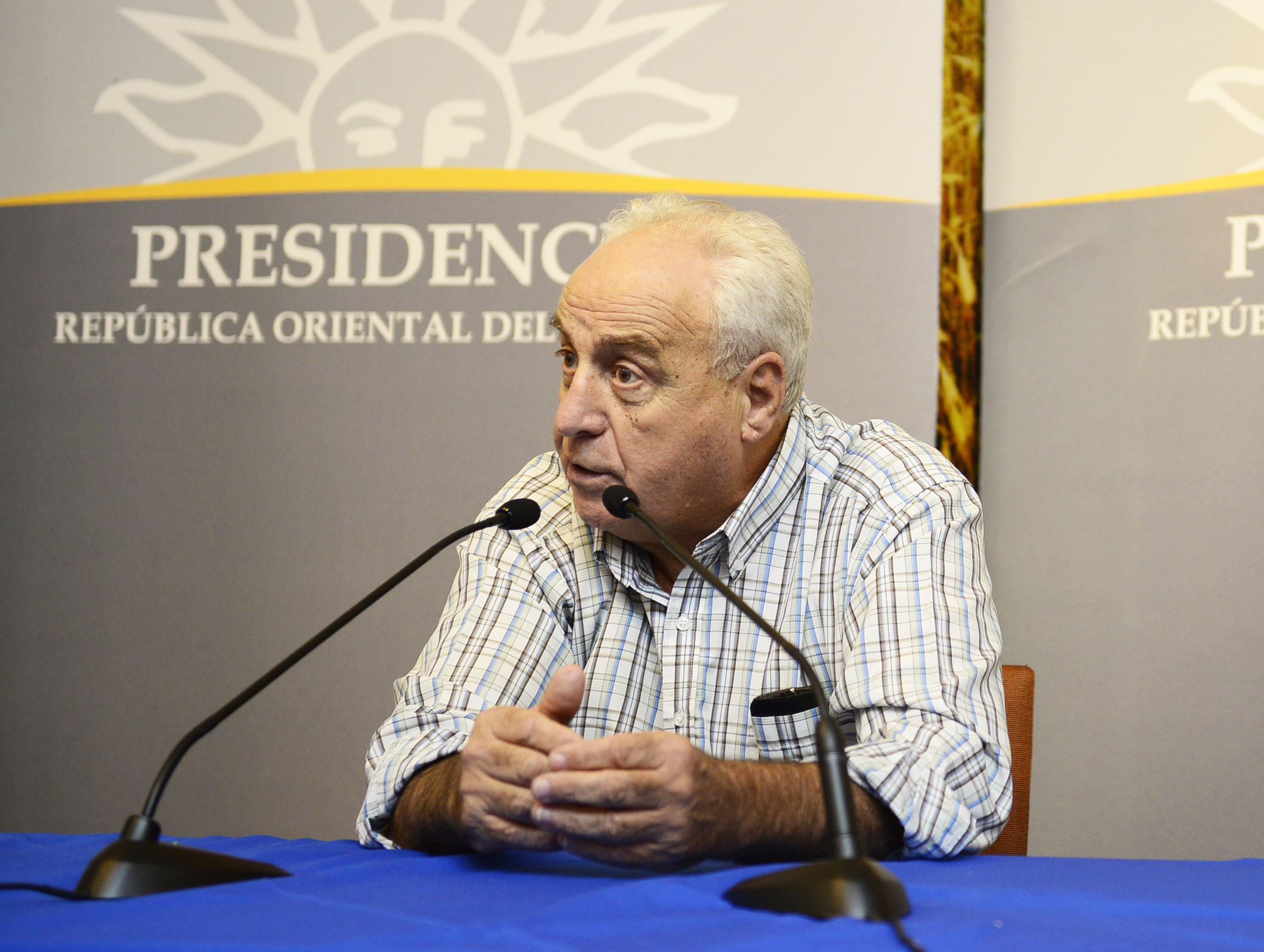 Conferencia de prensa por parte del ministro Víctor Rossi, haciendo uso de la palabra
