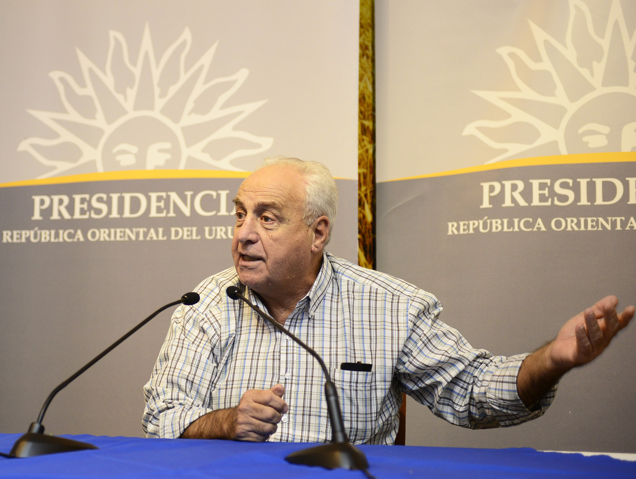 Conferencia de prensa por parte del ministro Víctor Rossi, haciendo uso de la palabra