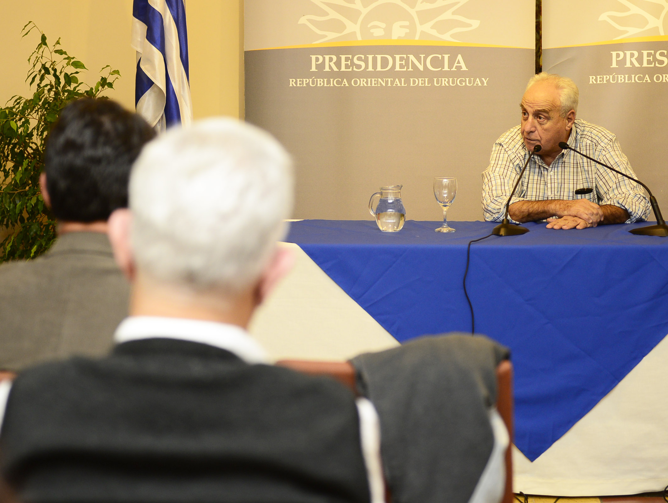 Conferencia de prensa por parte del ministro Víctor Rossi, haciendo uso de la palabra