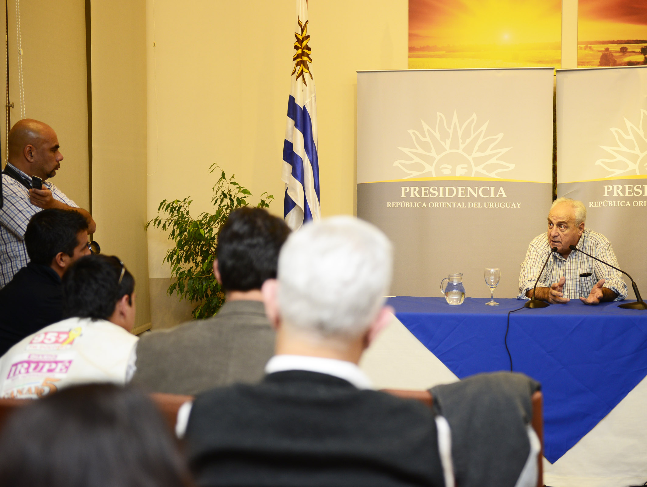 Conferencia de prensa por parte del ministro Víctor Rossi, haciendo uso de la palabra
