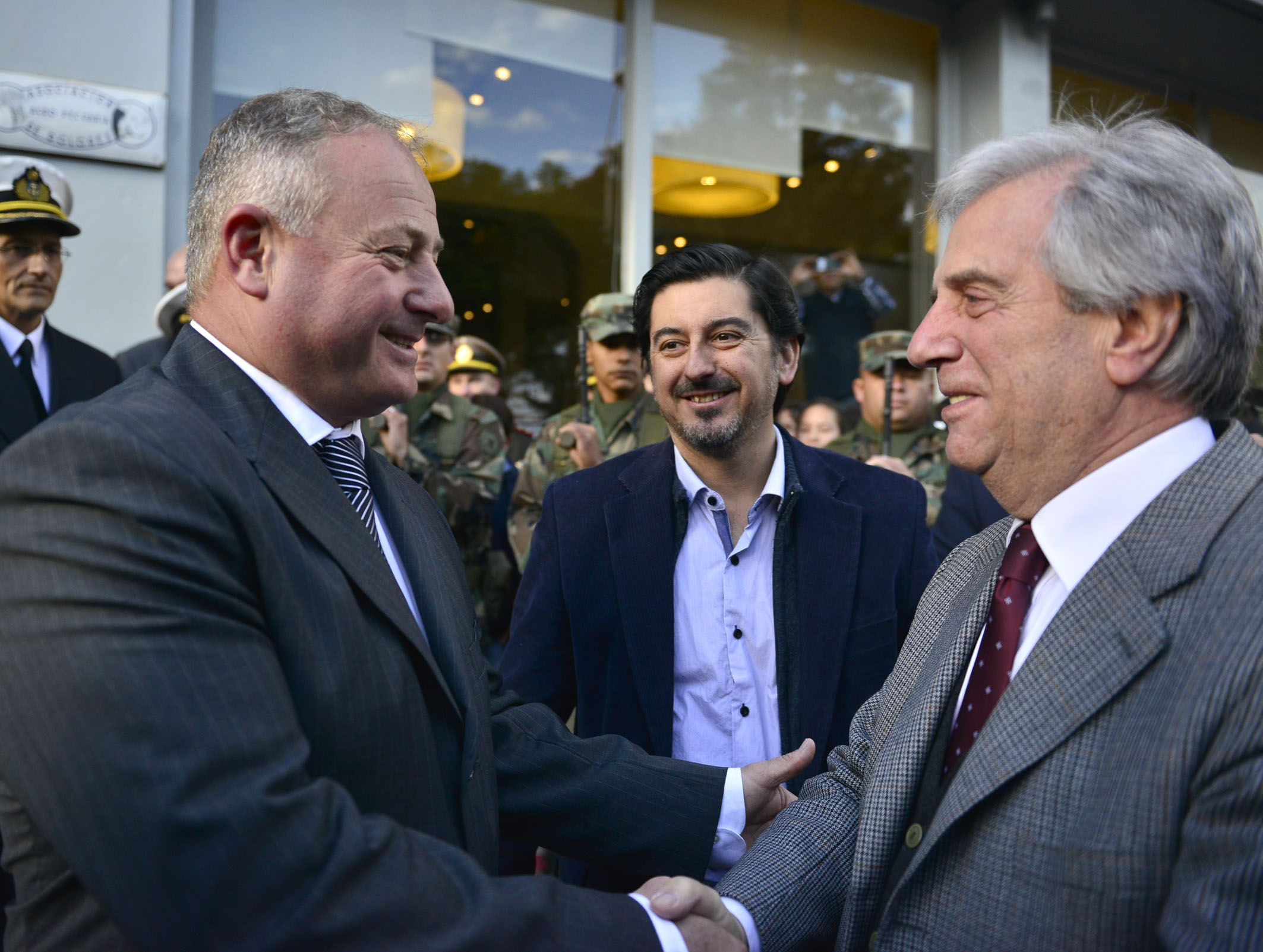Presidente Tabaré Vázquez saludando a al Intendente de Soriano, Luis Gómez
