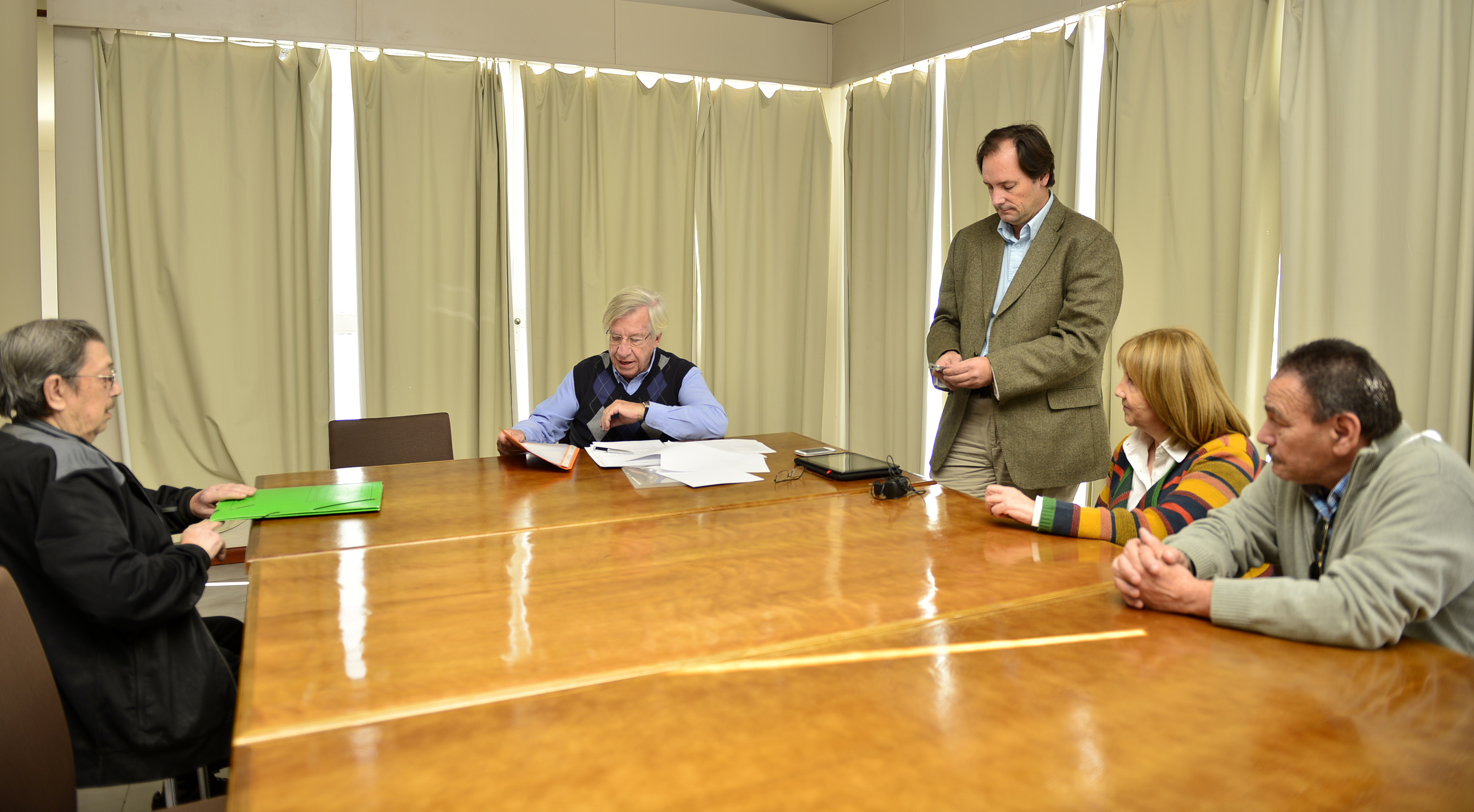 Ministro Astori se reunió con vecinos de Dolores, Soriano.
