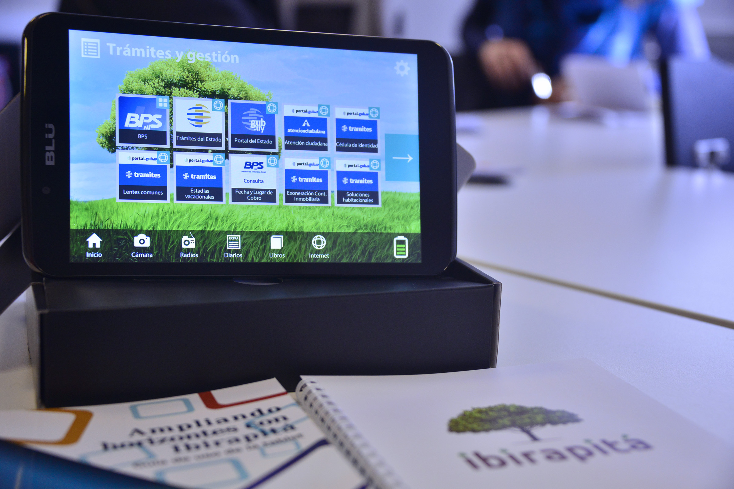 Presentación de las tablets que recibirán los jubilados beneficiarios del Plan Ibirapitá
