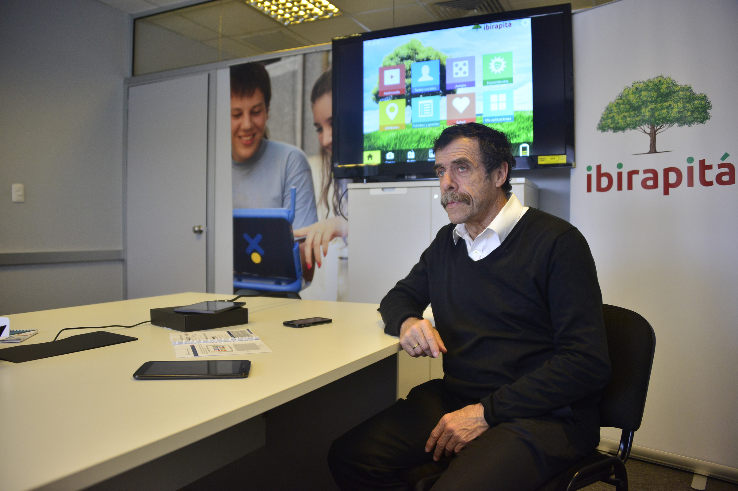 Miguel Brechner, durante la demostración de las tablets del Plan Ibirapitá