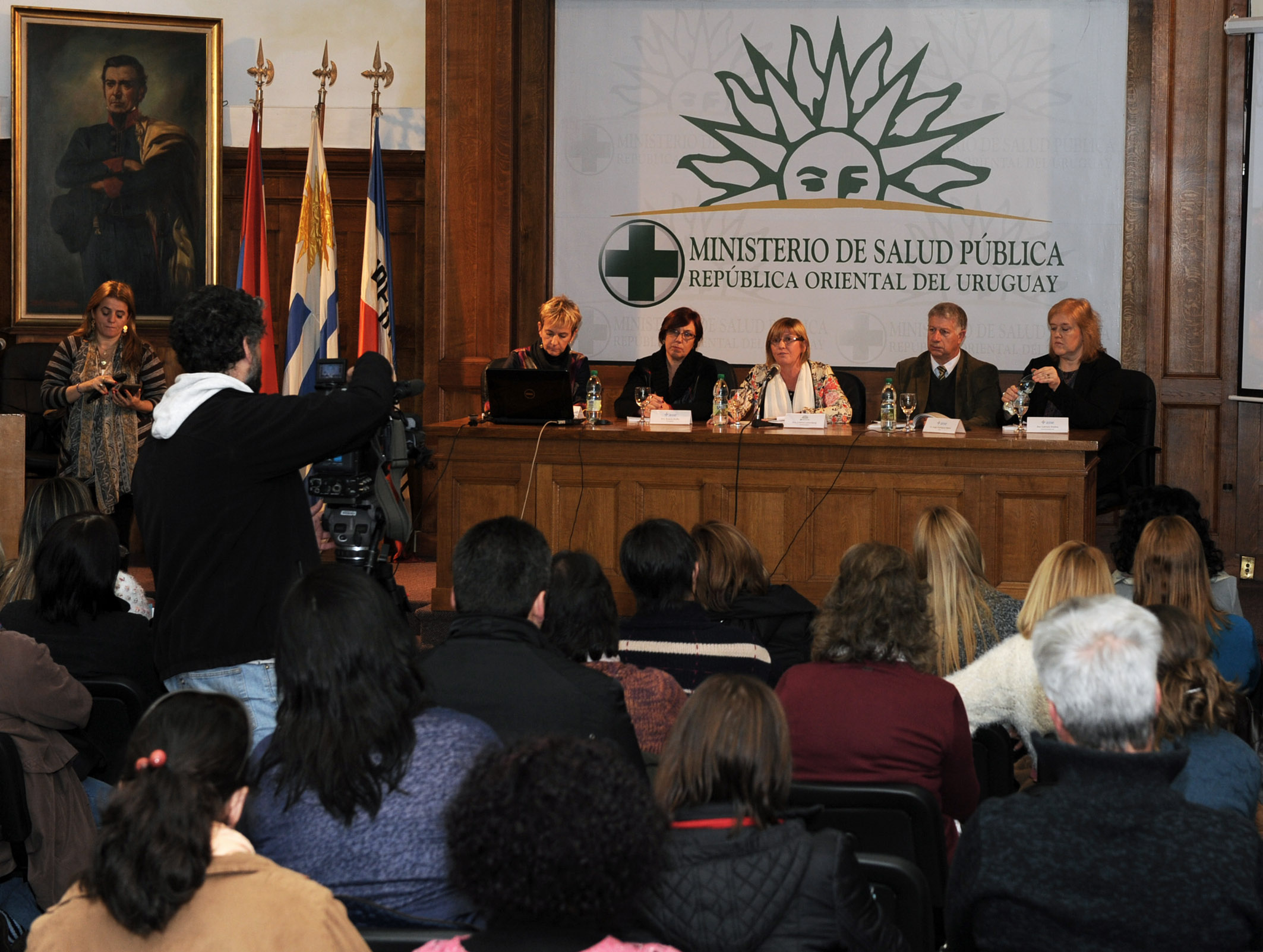 Mesa representativa, público y prensa