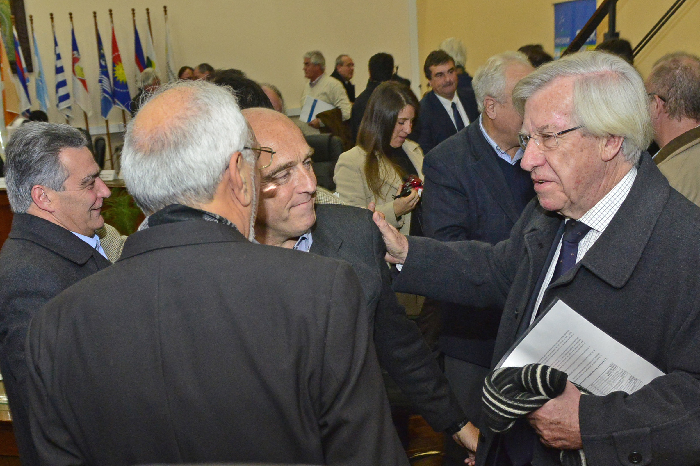 Ministro Danilo Astori junto a intendentes electos