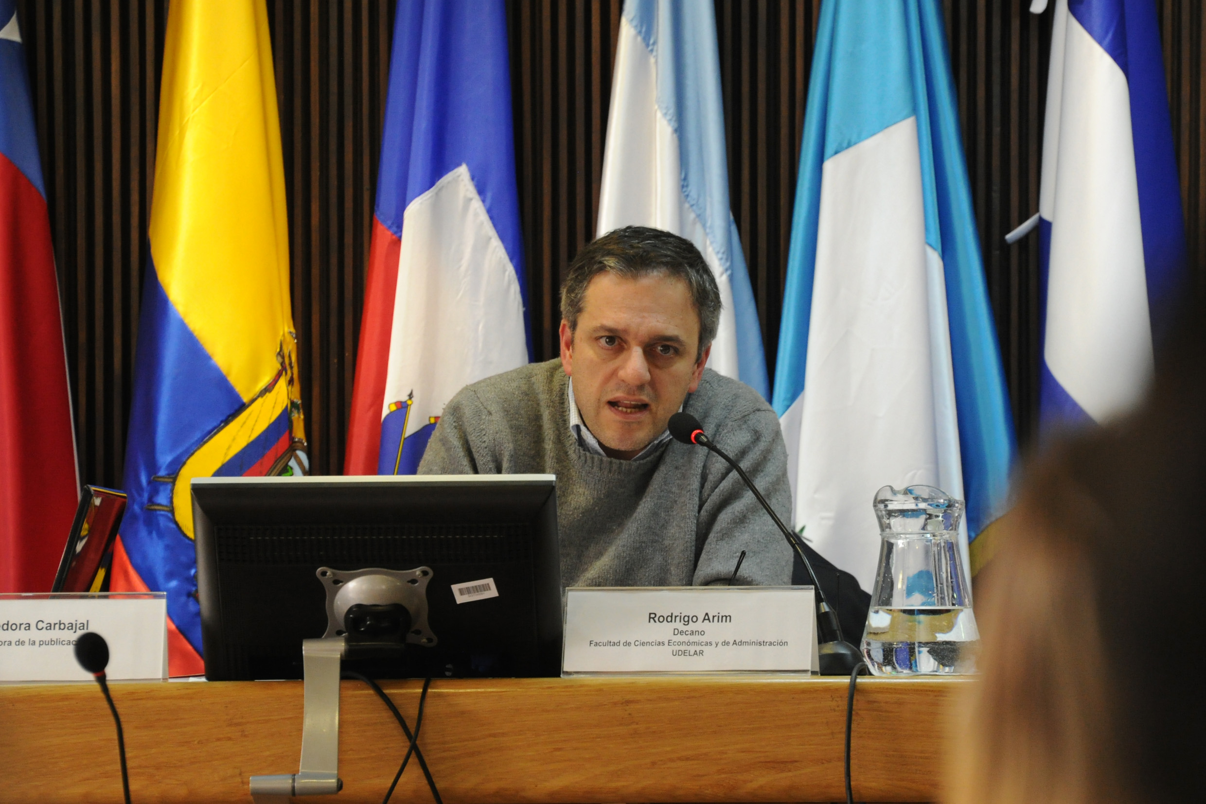 El decano de la Facultad de Ciencias Económicas, Rodrigo Arim, hace uso de la palabra.
