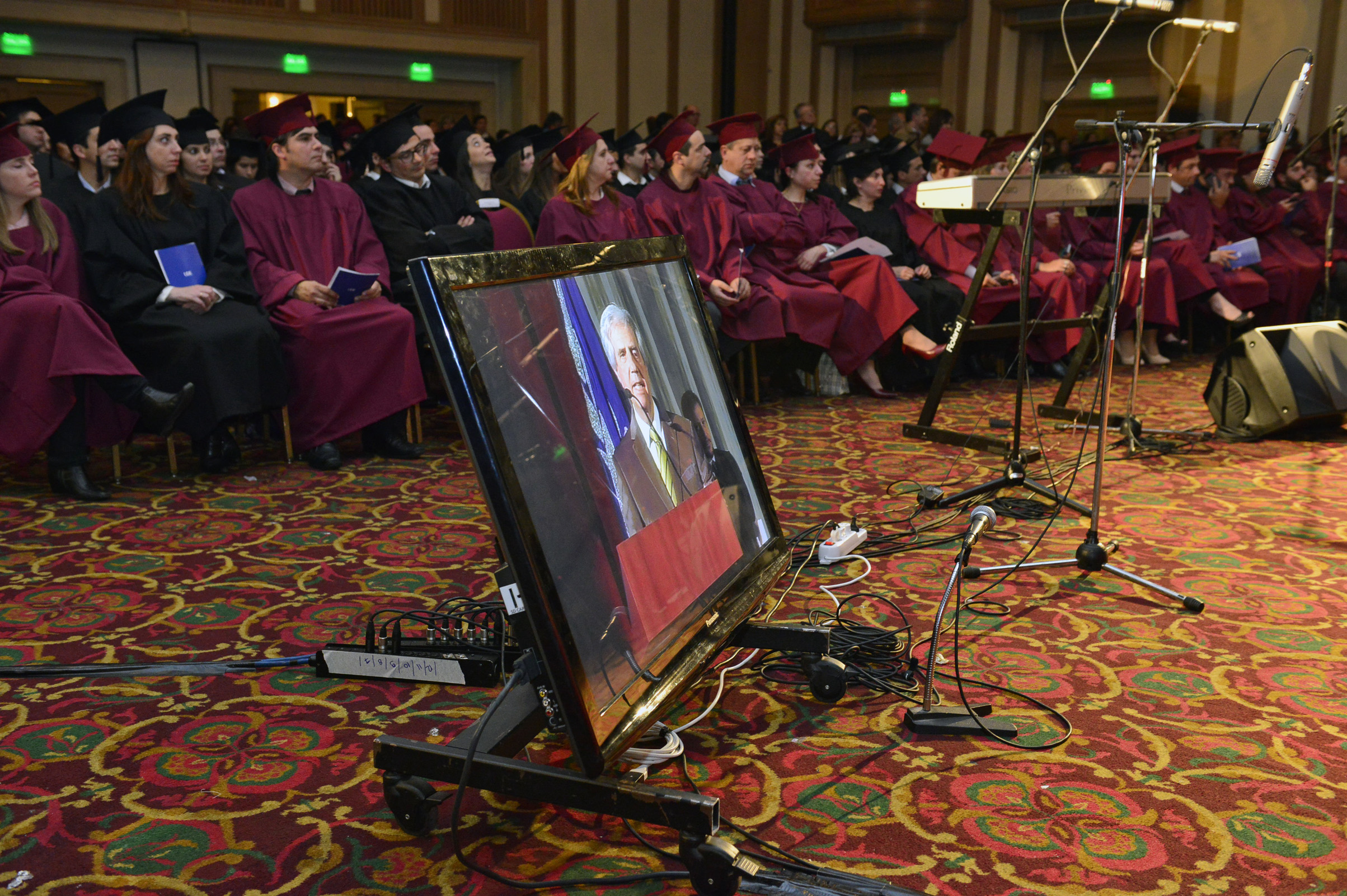 Graduados de la Universidad de la Empresa durante el discurso del Presidente Tabaré Vázquez