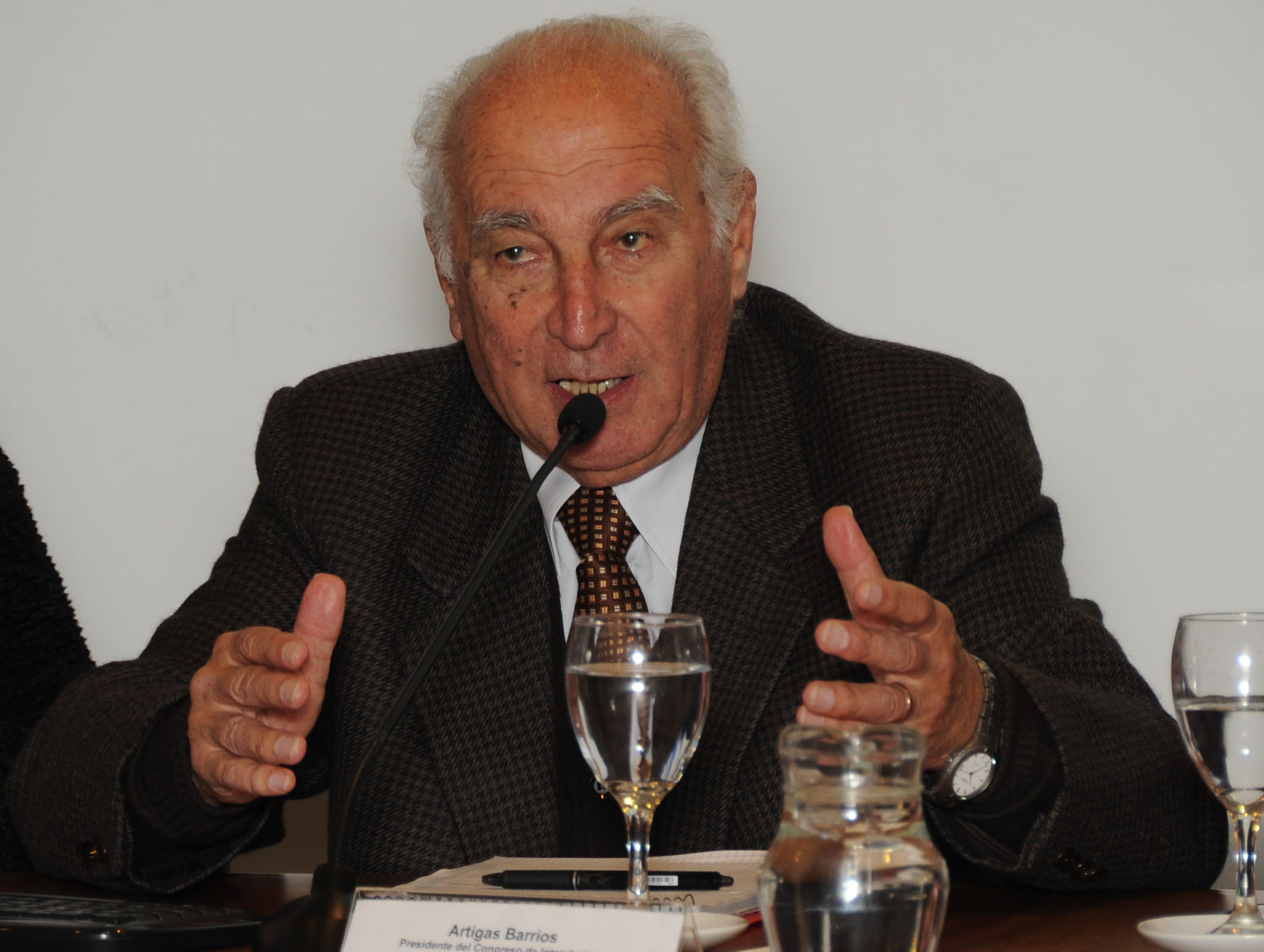 Artigas Barrios haciendo uso de la palabra