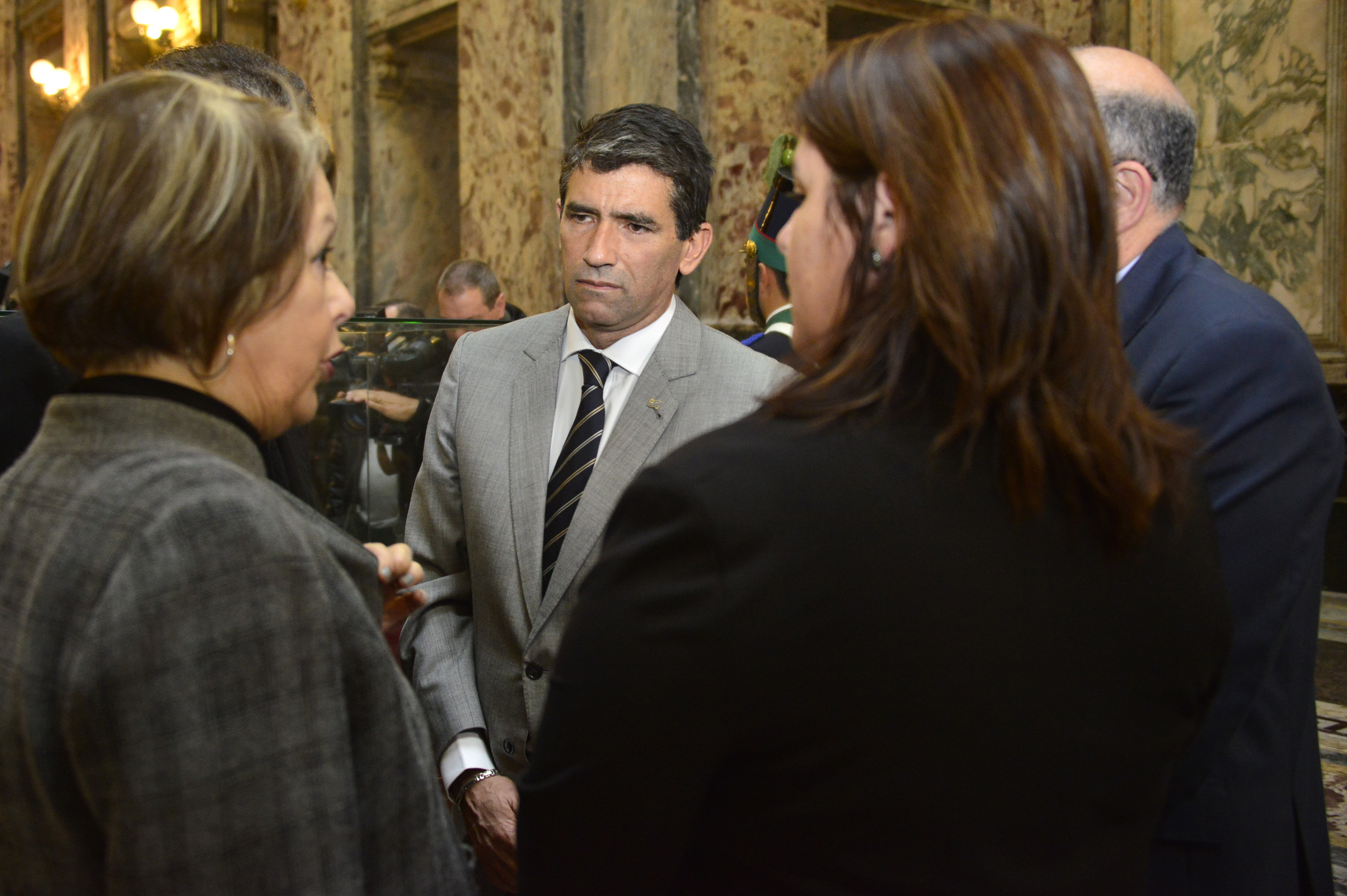 Vicepresidente de la República Raúl Sendic, en diálogo con Esther Pailos, Directora de la Biblioteca Nacional