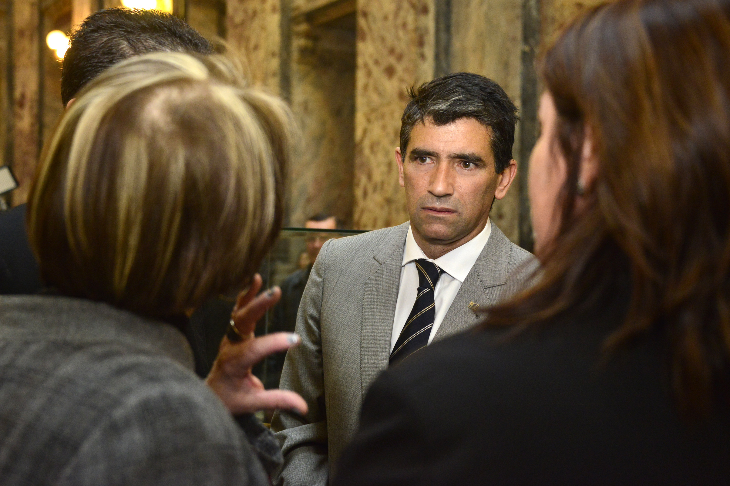 Vicepresidente de la República Raúl Sendic, en diálogo con Esther Pailos, Directora de la Biblioteca Nacional