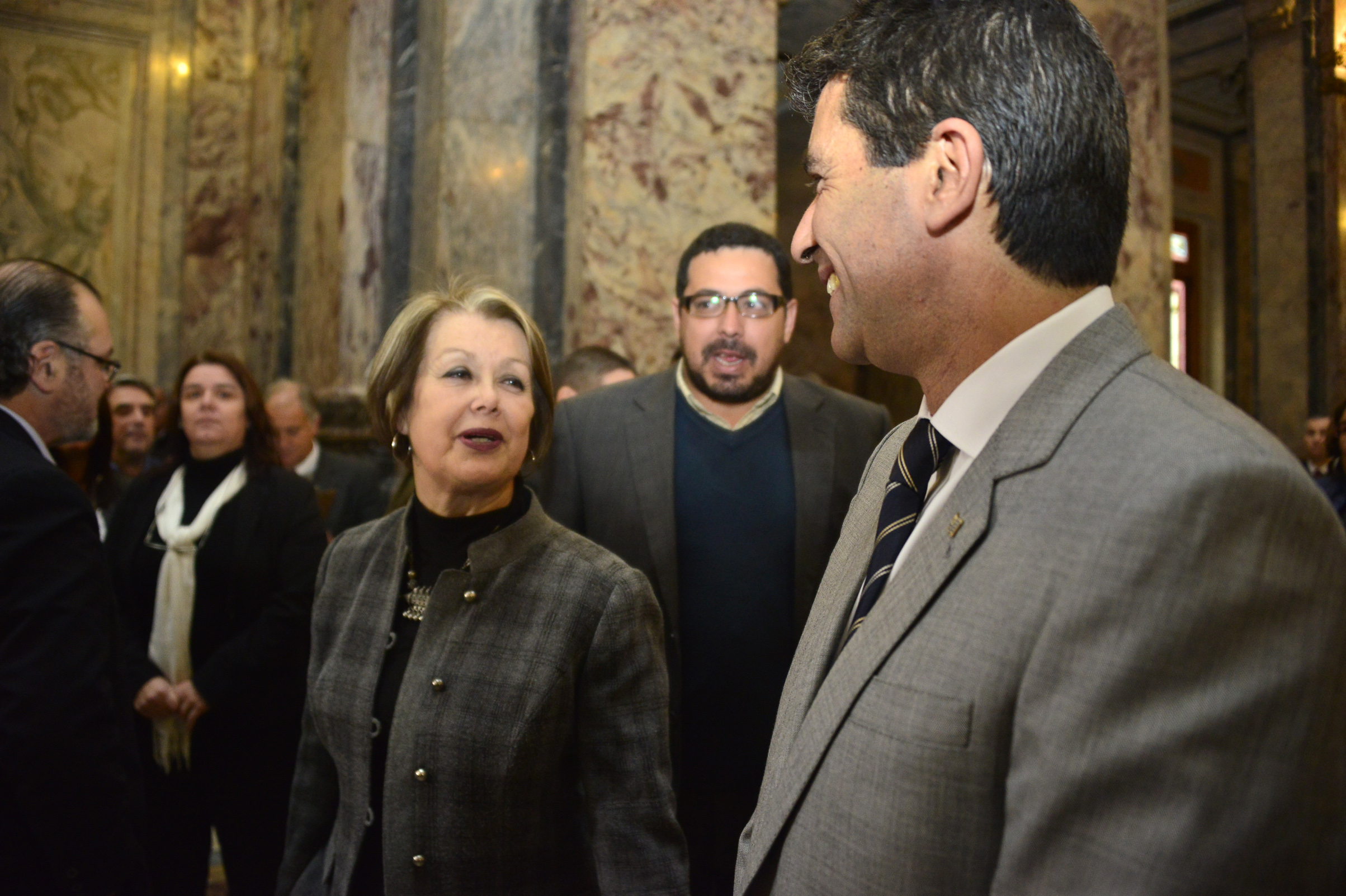 Vicepresidente de la República Raúl Sendic, en diálogo con Esther Pailos, Directora de la Biblioteca Nacional