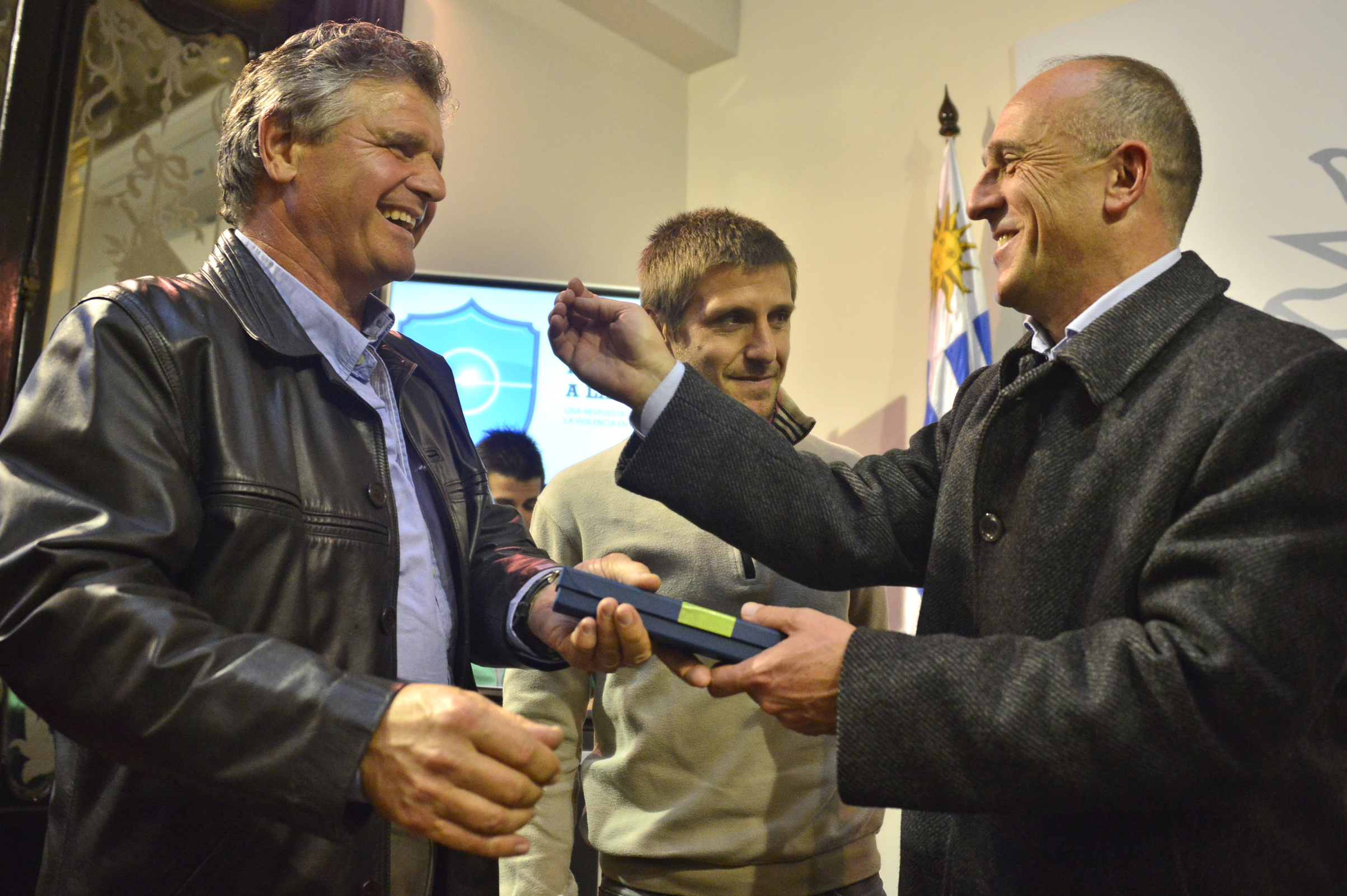 Celso Otero recibiendo reconocimiento por parte de Fabián Coito