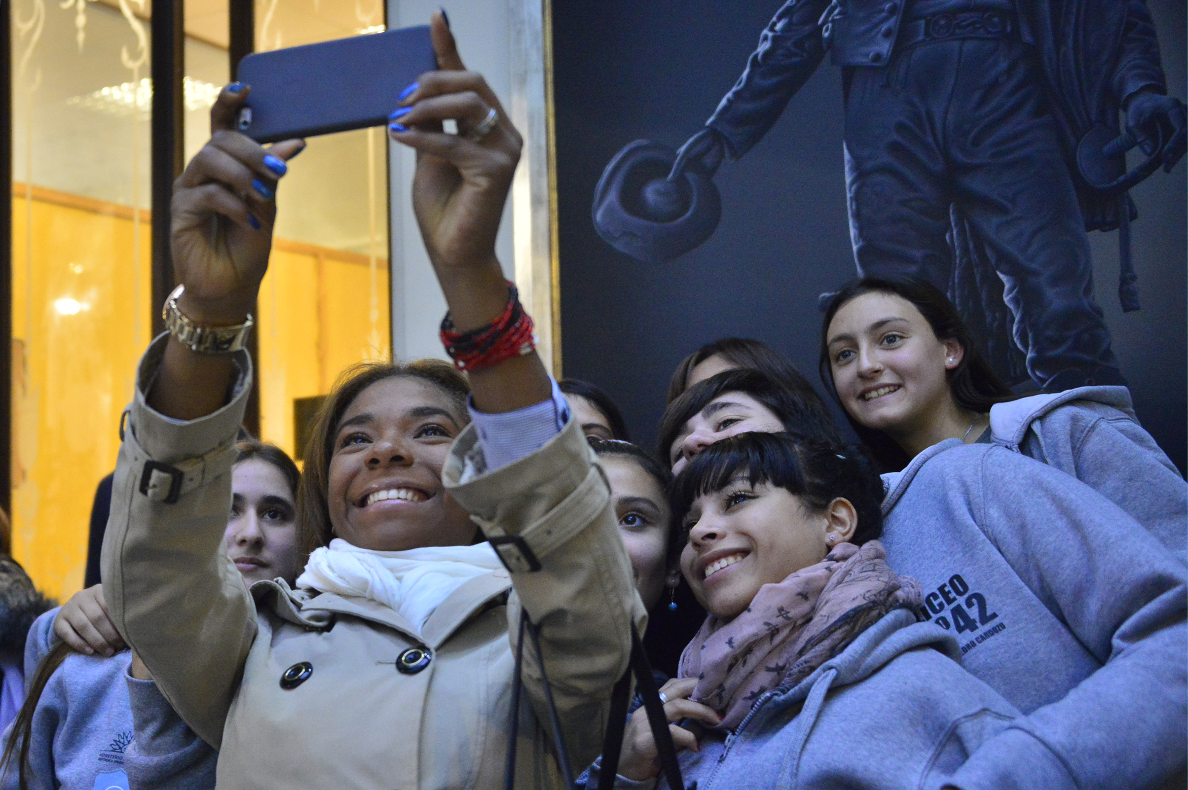 Déborah Rodríguez junto a estudiantes del Liceo 42