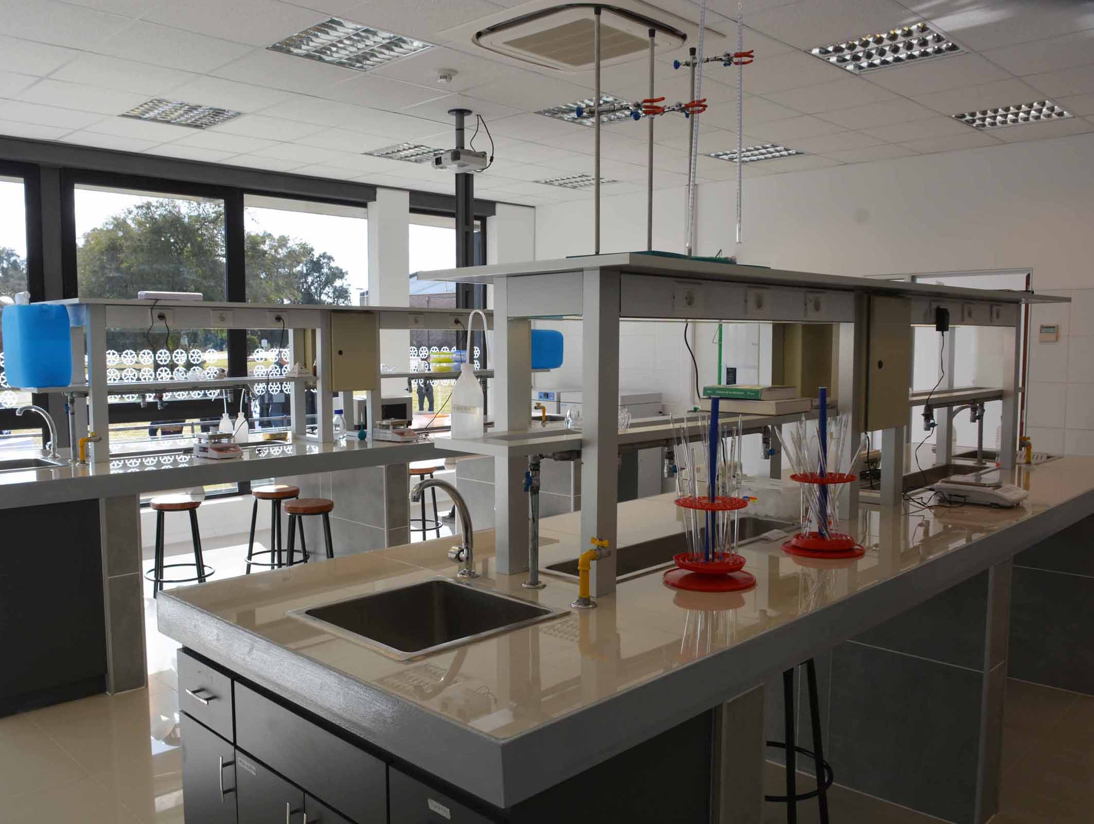 La UTEC inauguró nueva infraestructura involucrada con la producción lechera en Colonia